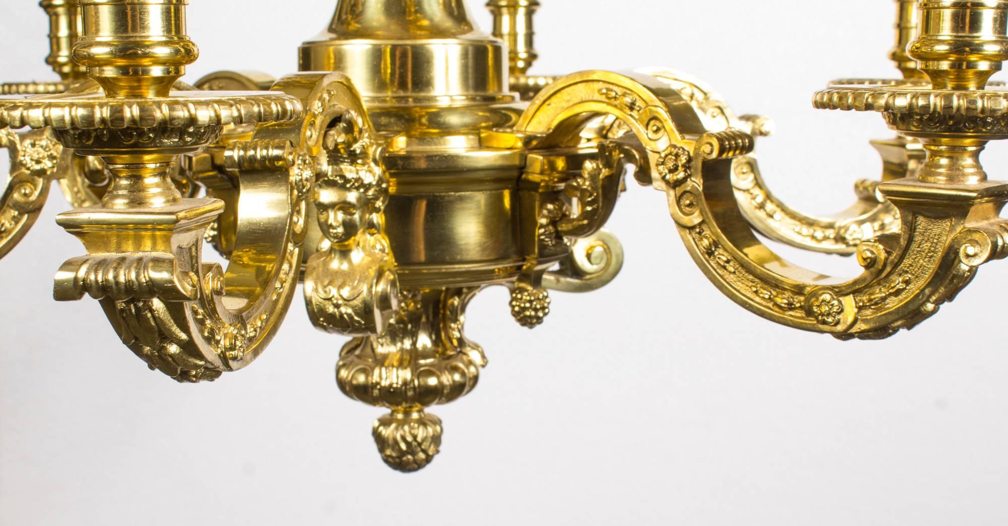 Araña francesa de doce brazos de ormolu de principios del siglo XX, estilo Luis XIV en venta 2