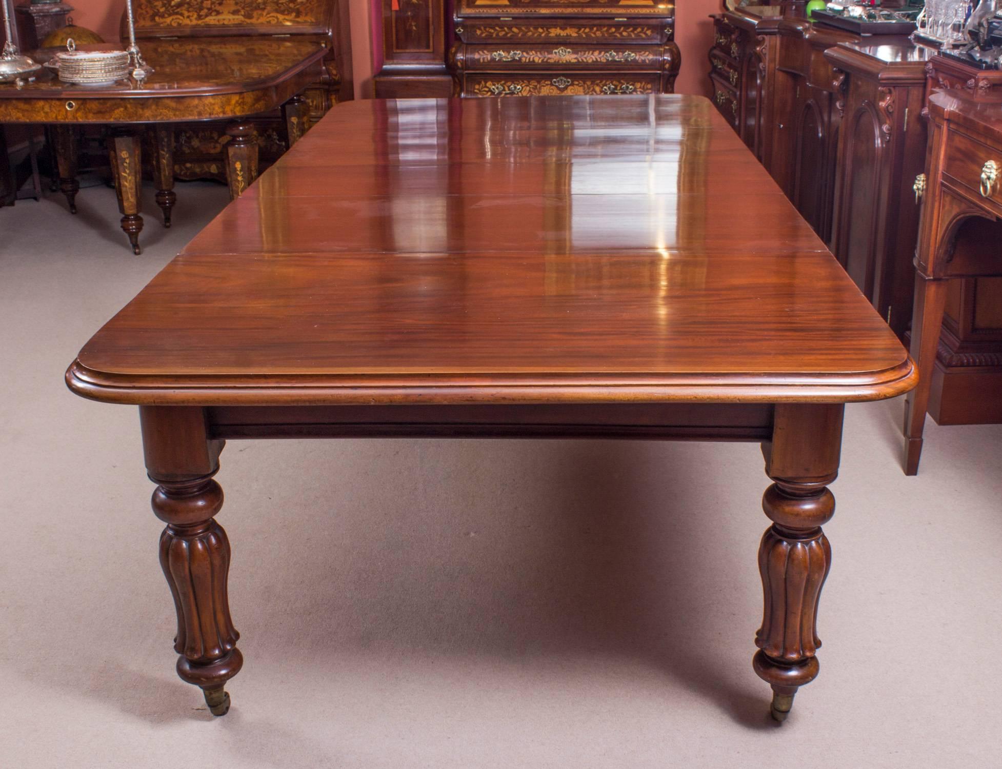 19th Century William IV Mahogany Dining Table and 12 Chairs In Excellent Condition In London, GB