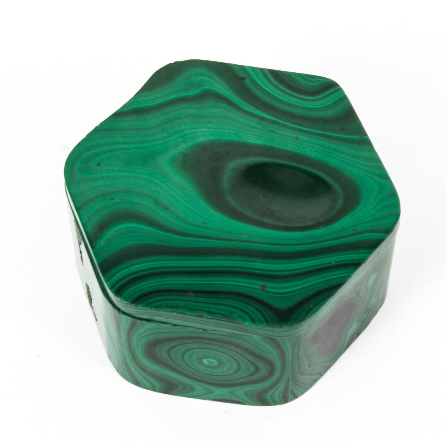 This is a superb quality antique hexagonal solid malachite box and cover casket dating from, circa 1880.
Made from solid malachite and in really superb condition.

Provenance:
The collection of the late Ronnie Kirkwood and George
