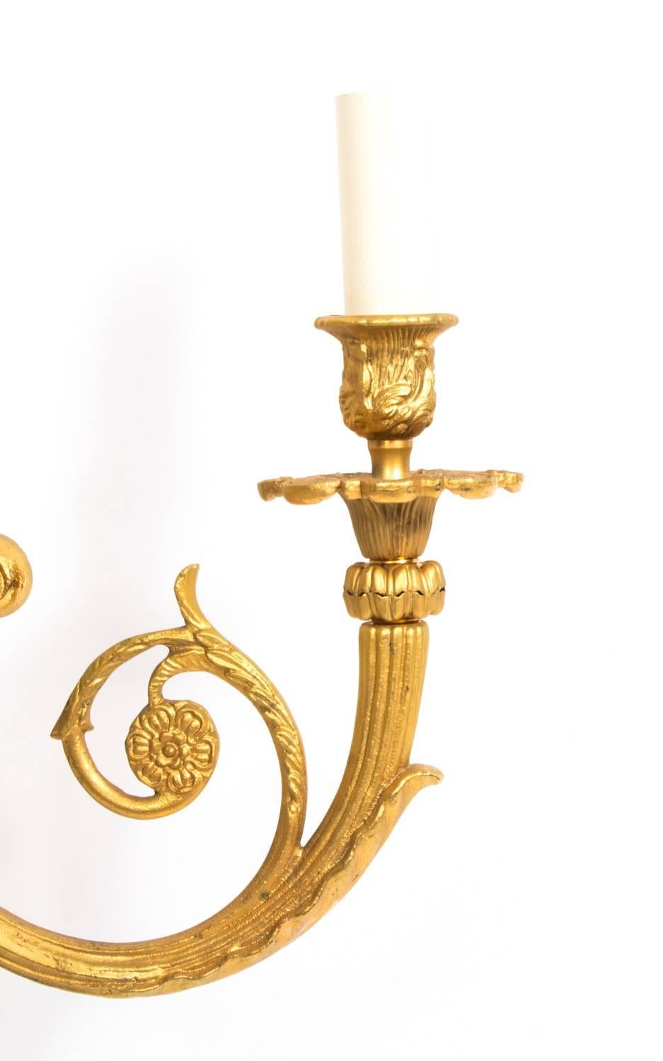 Early 20th Century Pair of French Neo-Classical Style Ormolu Wall Lights 4