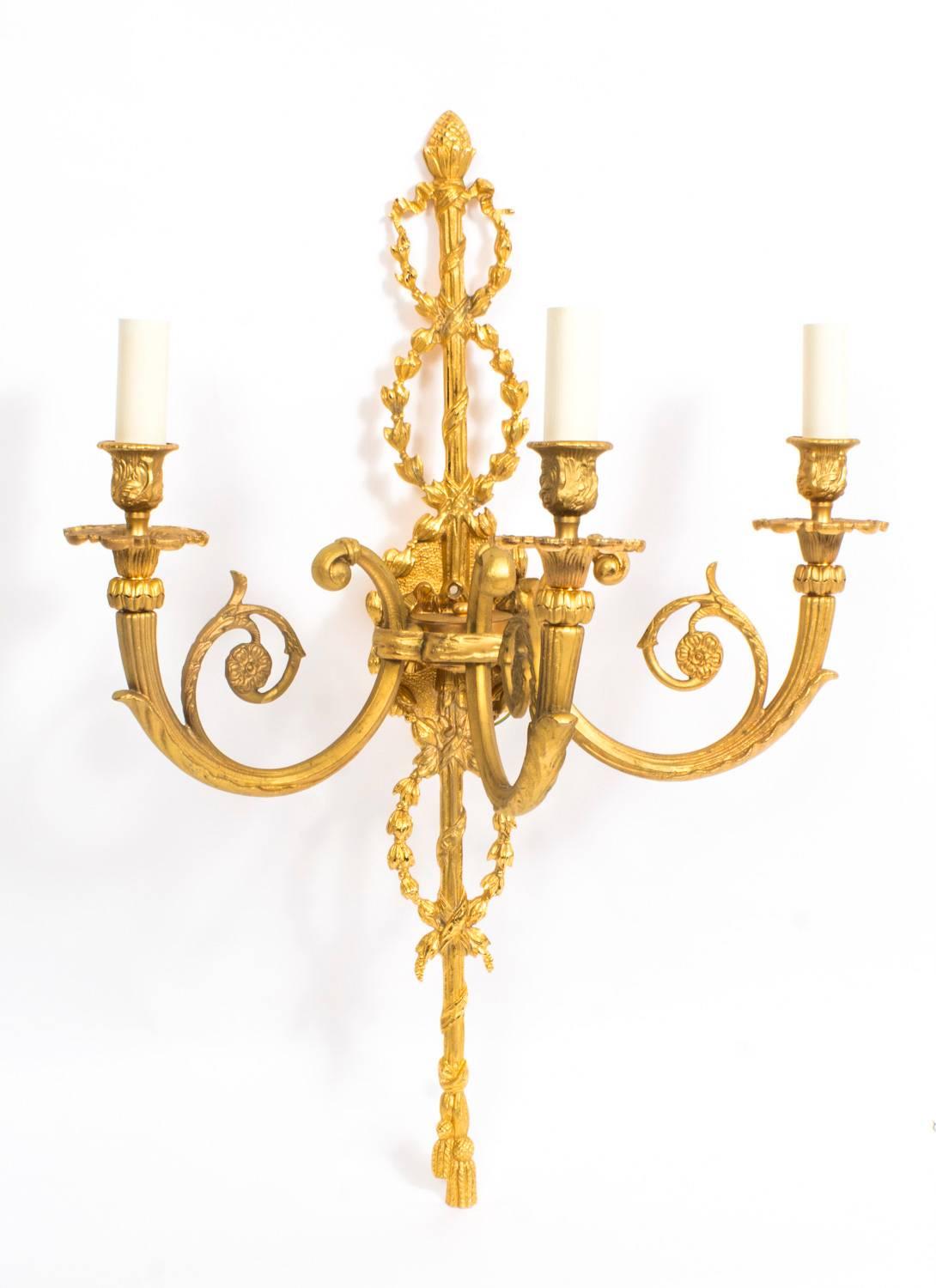 Neoclassical Early 20th Century Pair of French Neo-Classical Style Ormolu Wall Lights