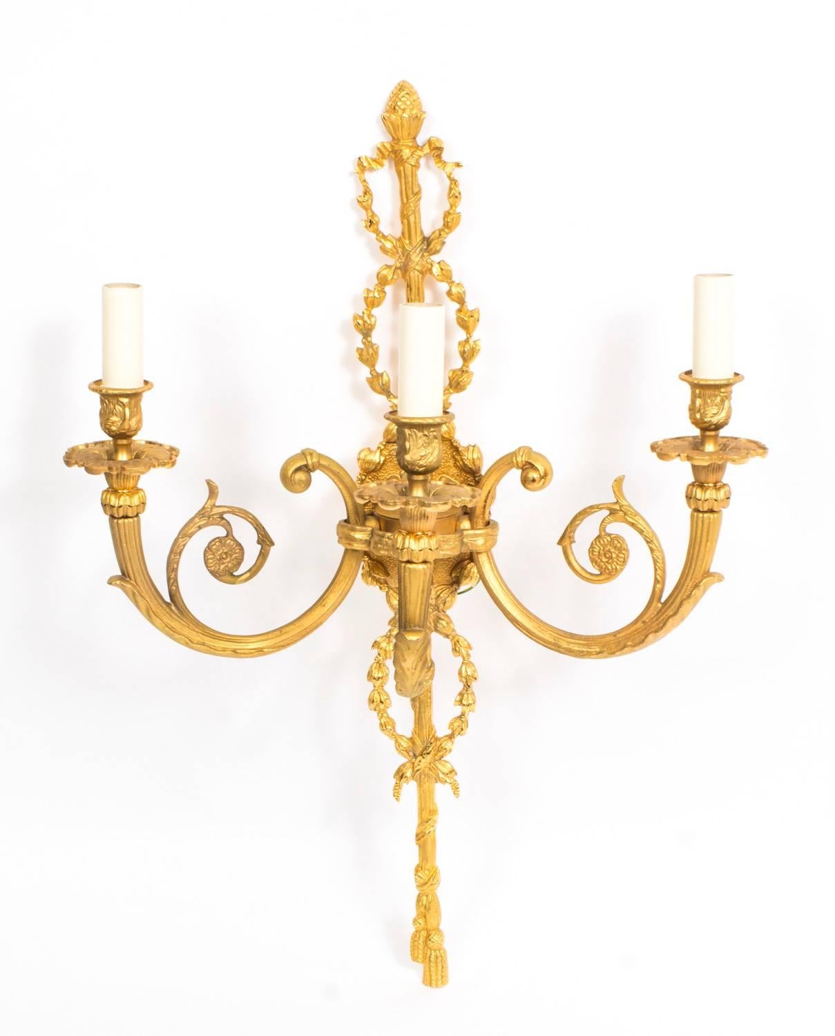 Early 20th Century Pair of French Neo-Classical Style Ormolu Wall Lights In Excellent Condition In London, GB
