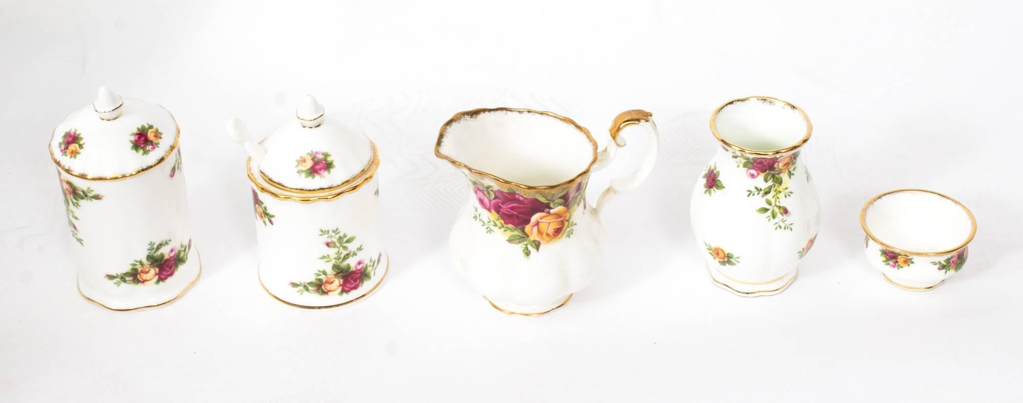 Mid-20th Century 196 Piece Royal Albert Country Roses Full Dinner Service In Excellent Condition In London, GB