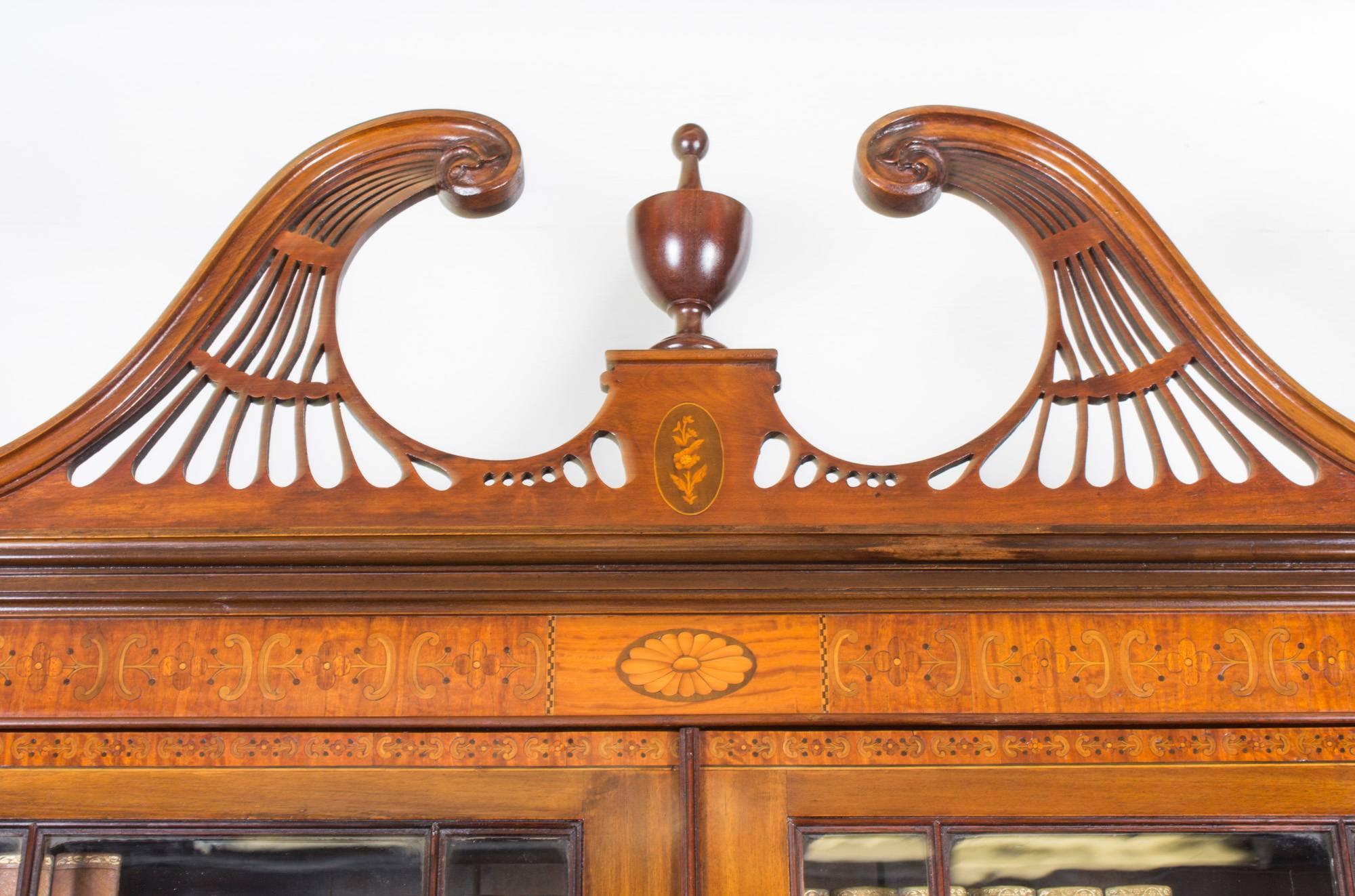 Dies ist eine fabelhafte antike englische viktorianische Mahagoni und Intarsien Büro Bücherregal, ca. 1860 in Datum und in ausgezeichnetem Zustand.

Er ist aus Mahagoni mit Satinholz-Querbändern gefertigt und mit einem geometrischen Muster aus