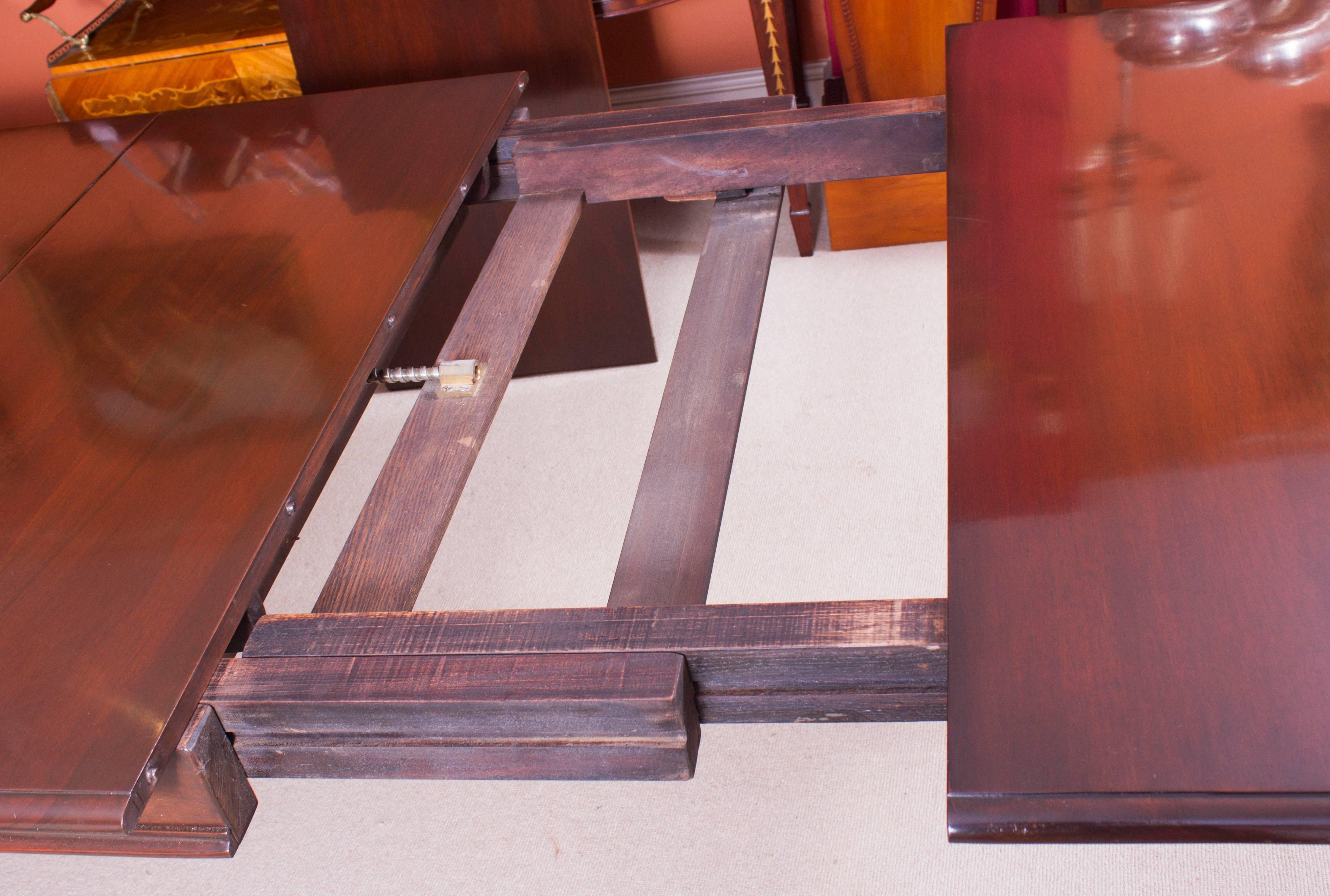 19th Century Mahogany Dining Table and Ten Balloon Back Chairs In Excellent Condition In London, GB