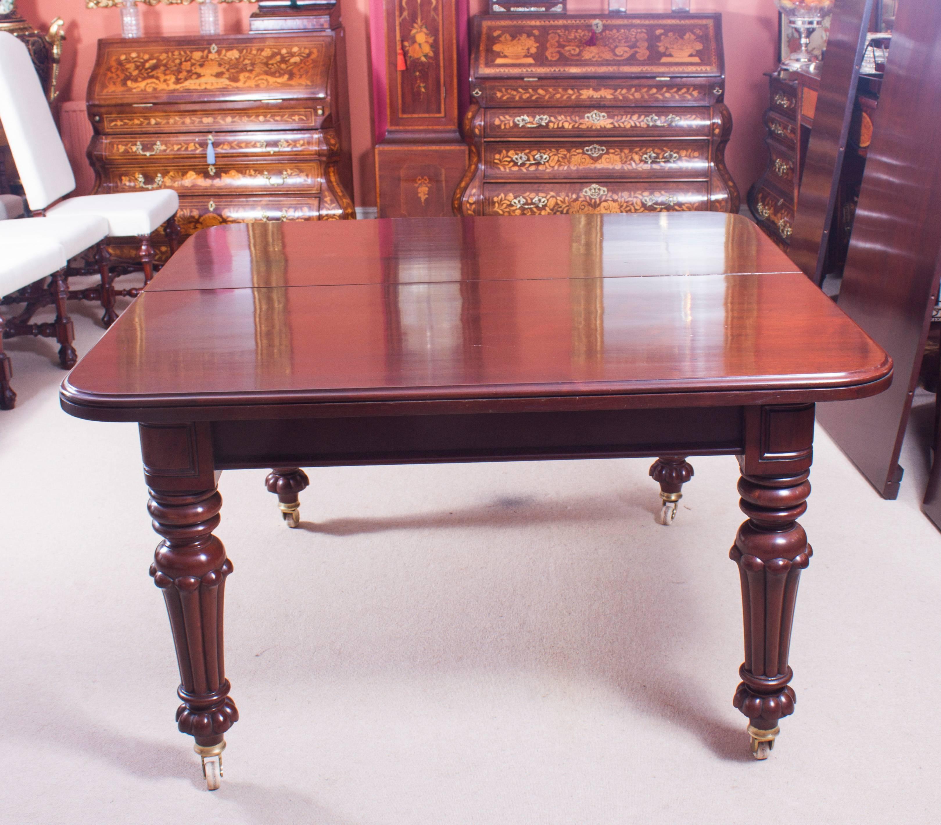 19th Century Flame Mahogany Extending Dining Table In Excellent Condition In London, GB
