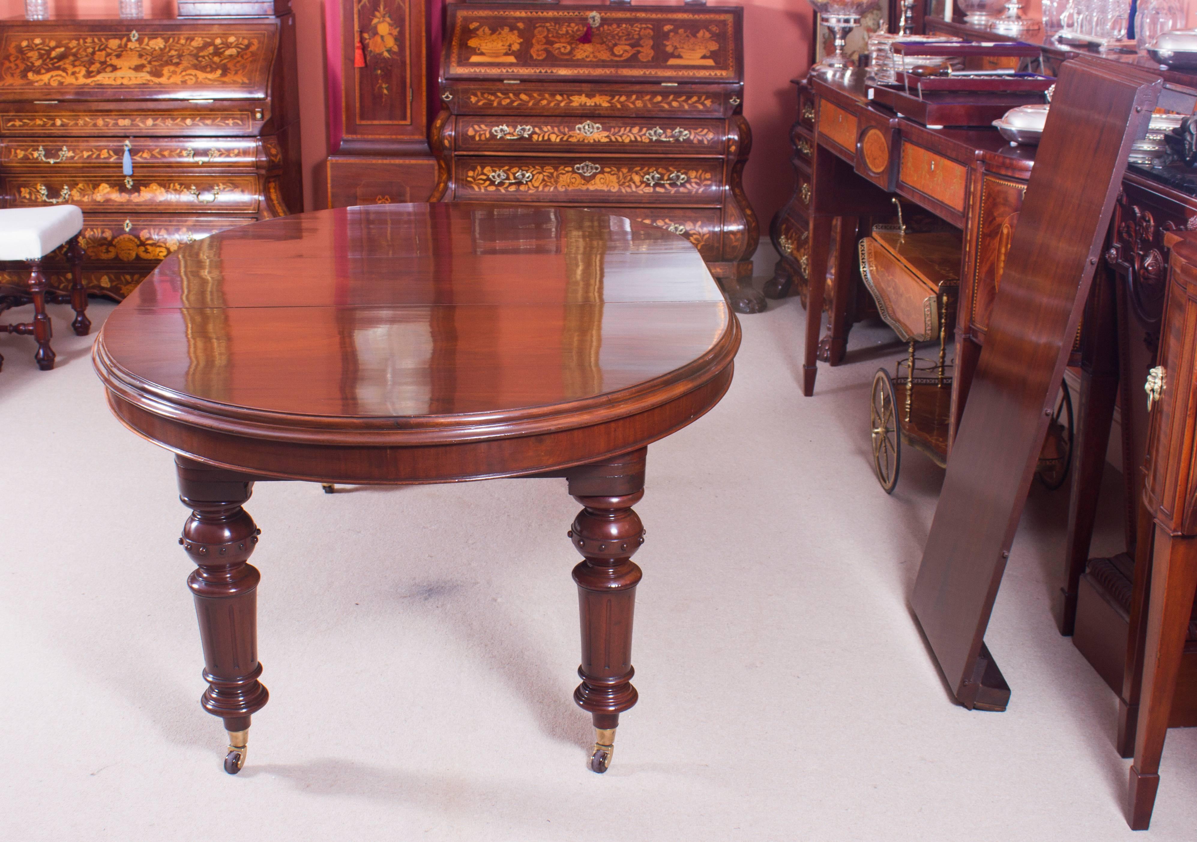 English 19th Century Victorian Oval Extending Dining Table