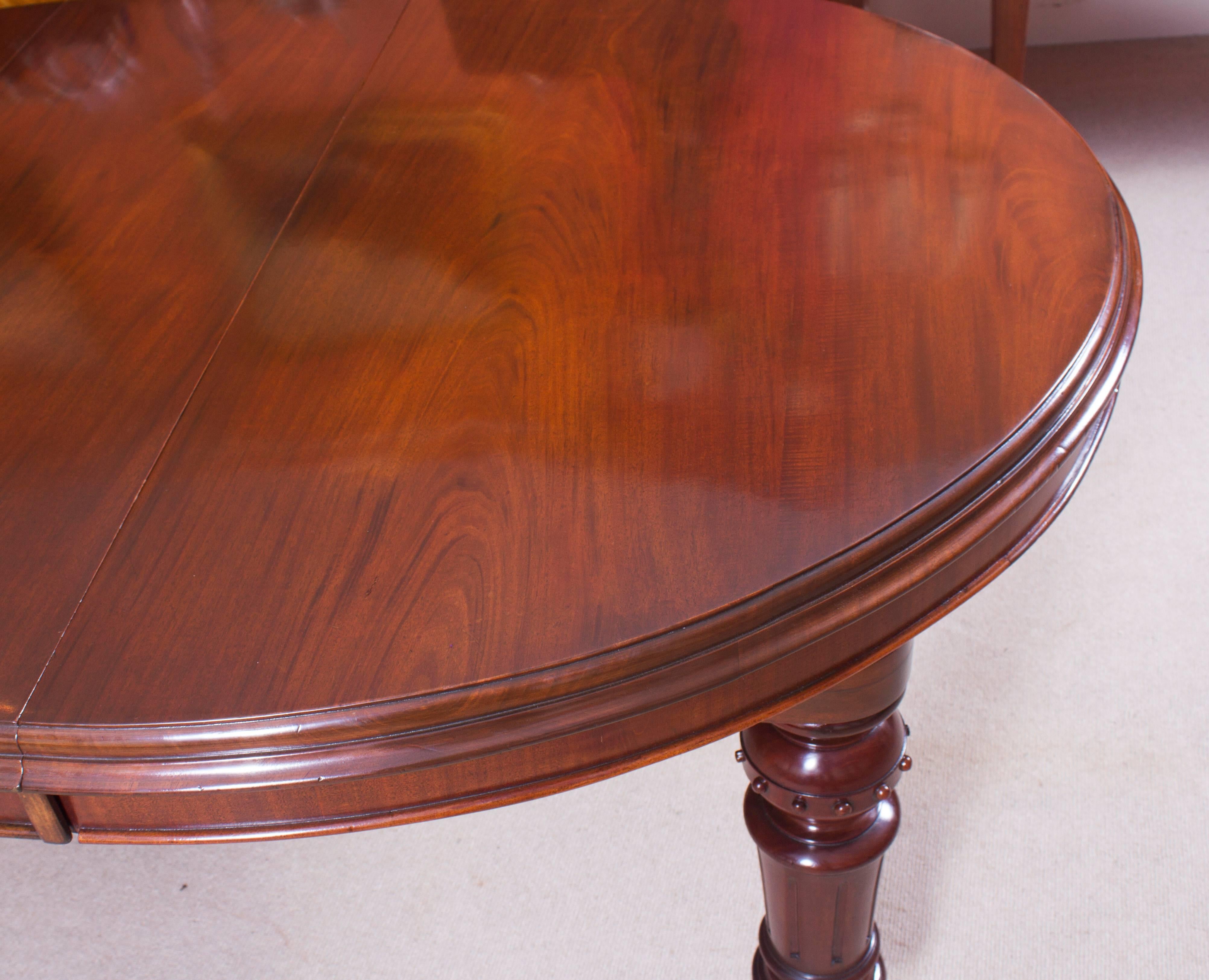 Mid-19th Century 19th Century Victorian Oval Extending Dining Table