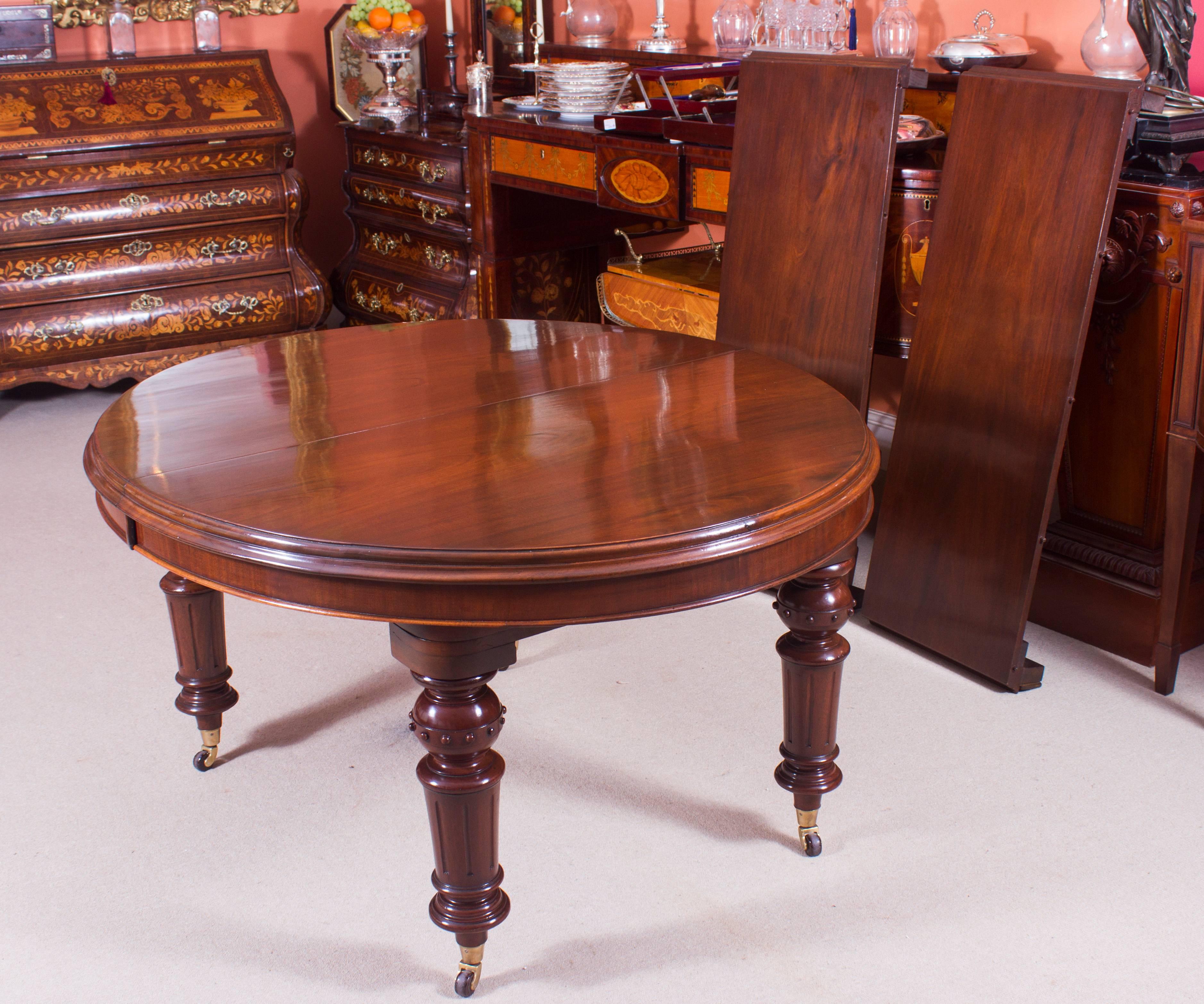 19th Century Victorian Oval Extending Dining Table In Excellent Condition In London, GB