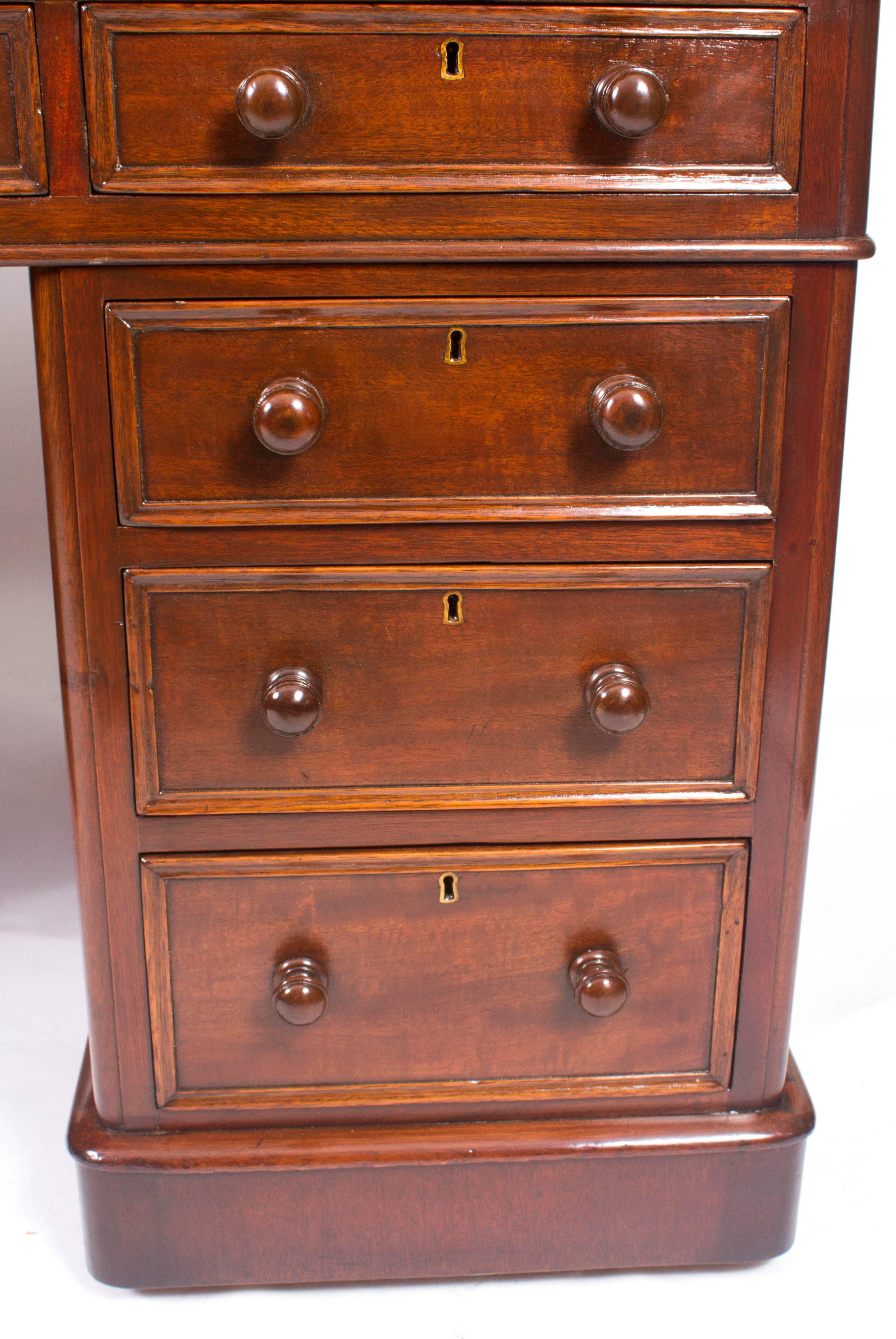 Mid-19th Century 19th Century Victorian Mahogany Pedestal Desk