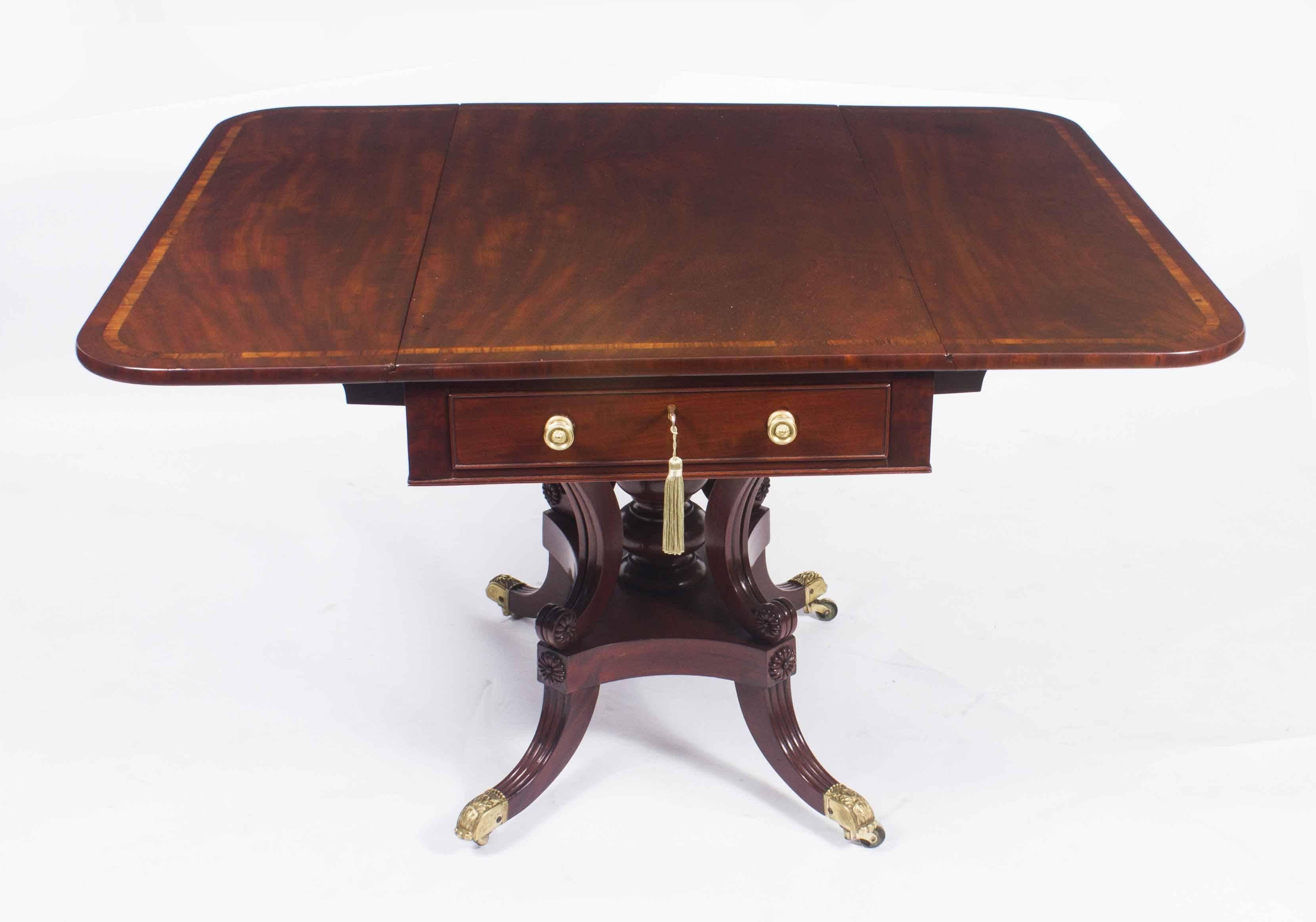 Anglais Table George III Pembroke de style Régence du 19ème siècle Coussins de table en vente