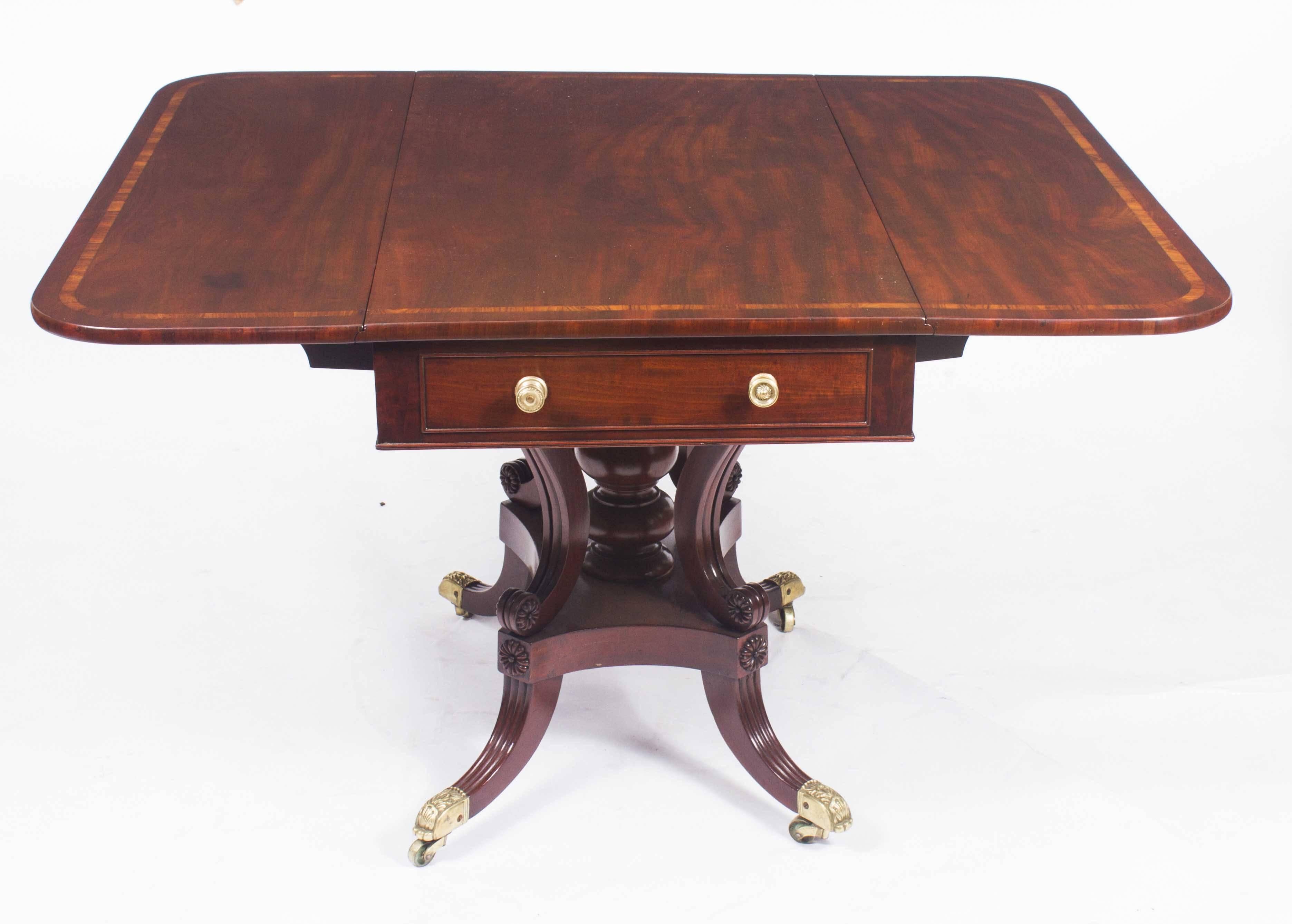 Table George III Pembroke de style Régence du 19ème siècle Coussins de table en vente 1