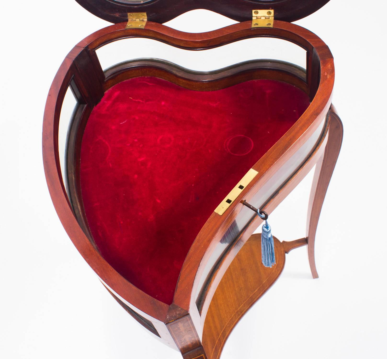 Louis XV 19th Century Mahogany Heart Shaped Display Curio Bijouterie Table