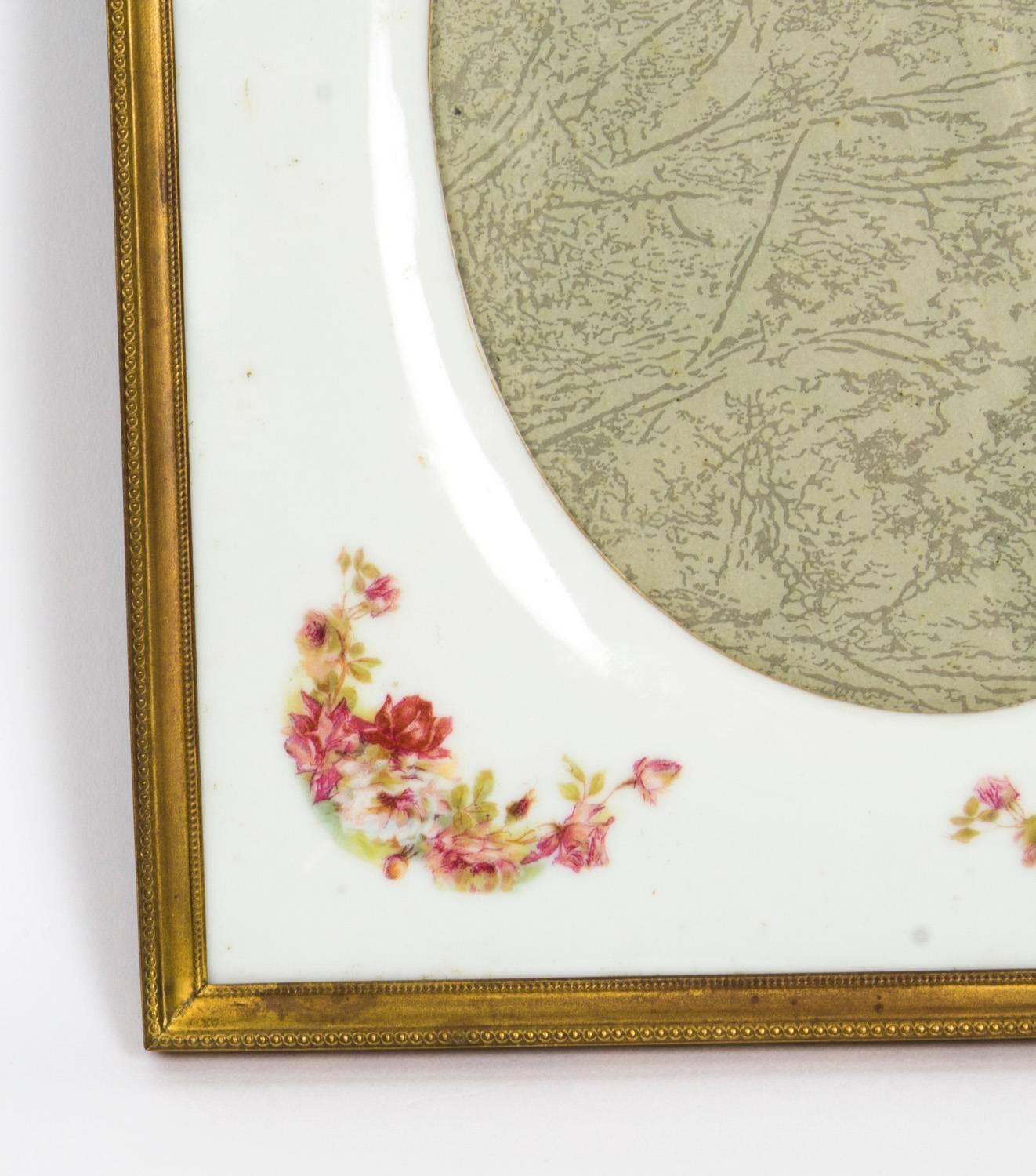 Early 20th Century Pair of Continental Porcelain Photograph Frames 1