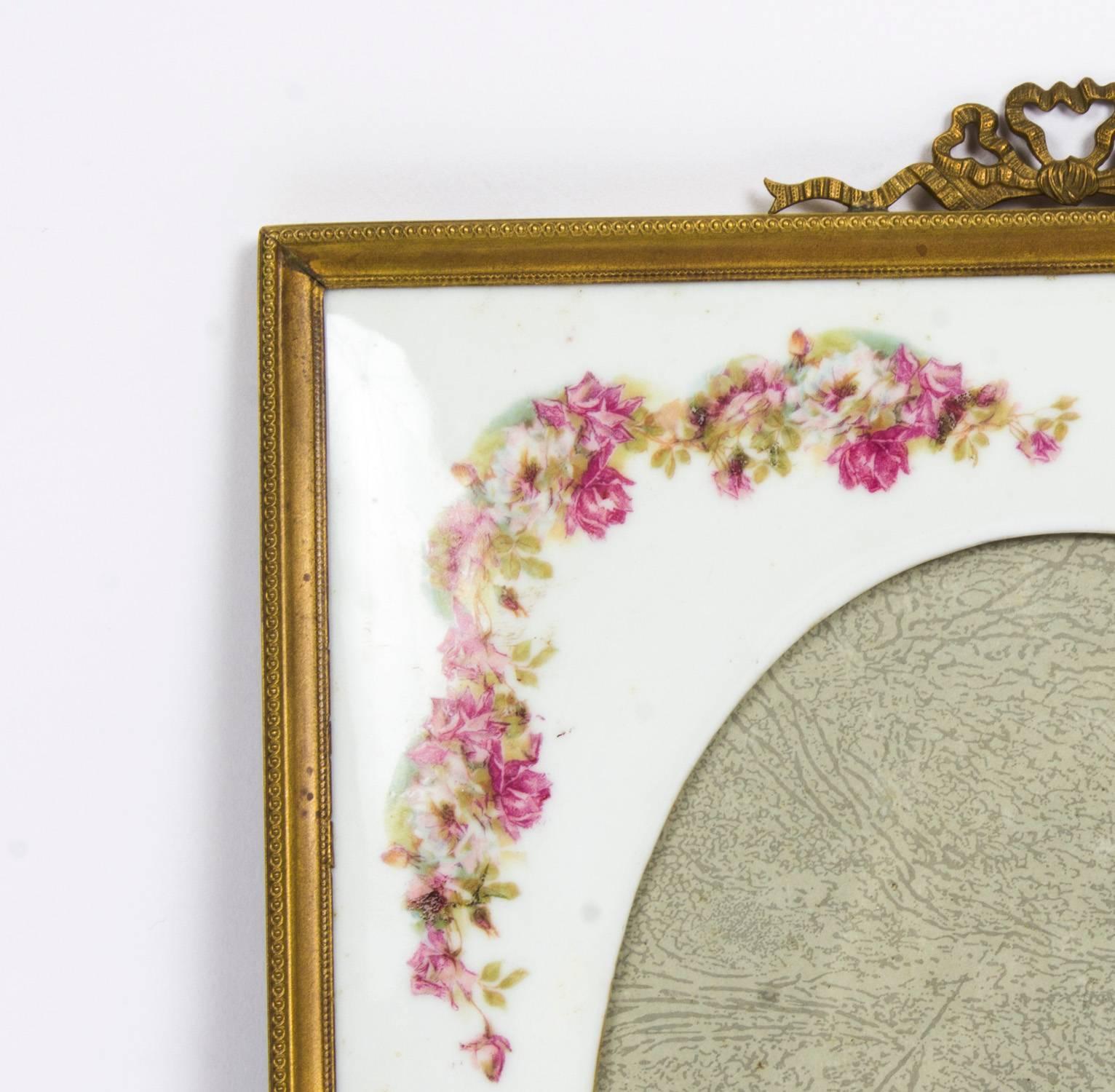 Early 20th Century Pair of Continental Porcelain Photograph Frames 3
