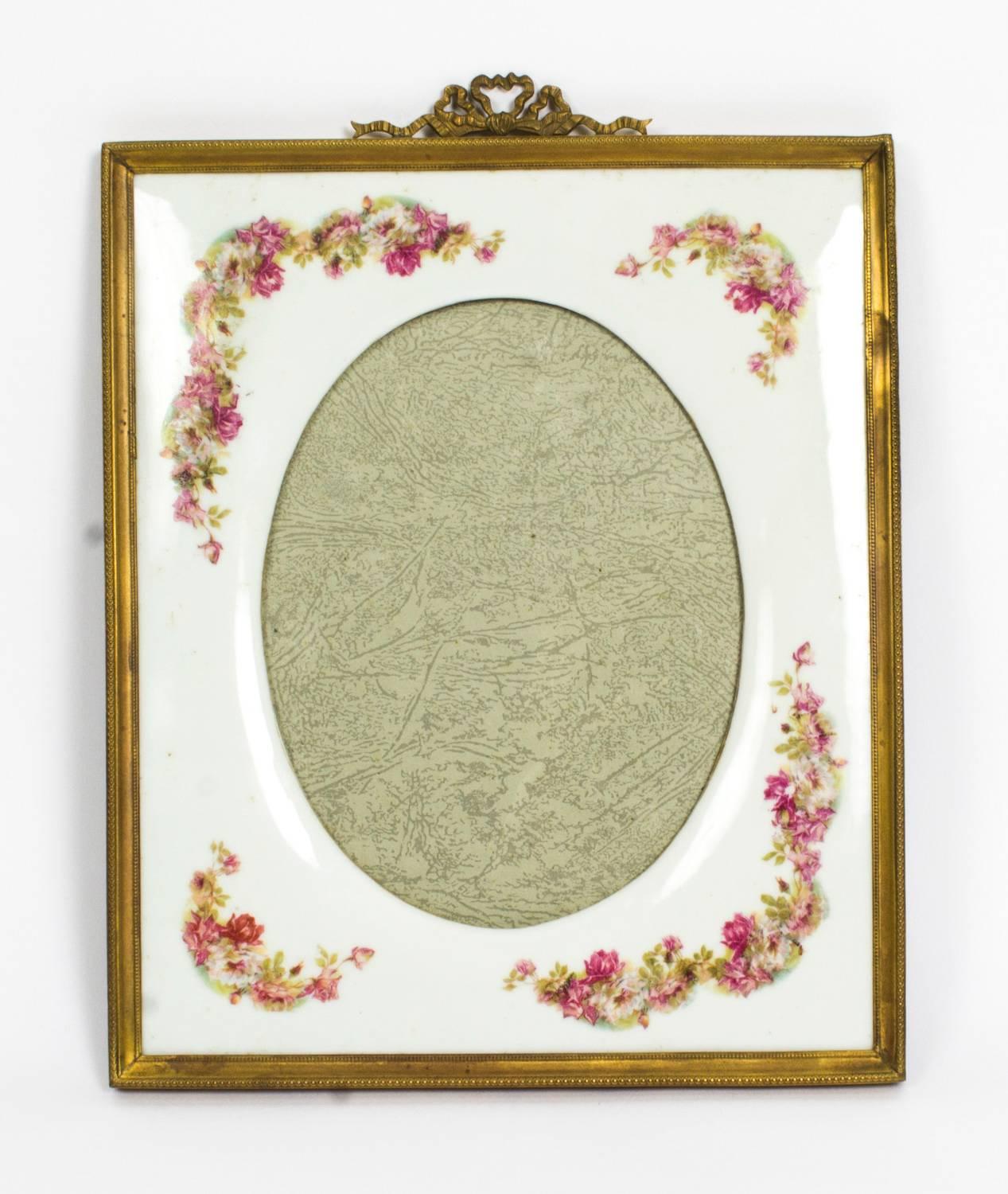 A decorative antique pair of early 20th century Continental porcelain photograph frames, decorated with hand-painted garlands of flowers.

Condition:
In really excellent condition with no chips, cracks or signs of repair, please see photos for