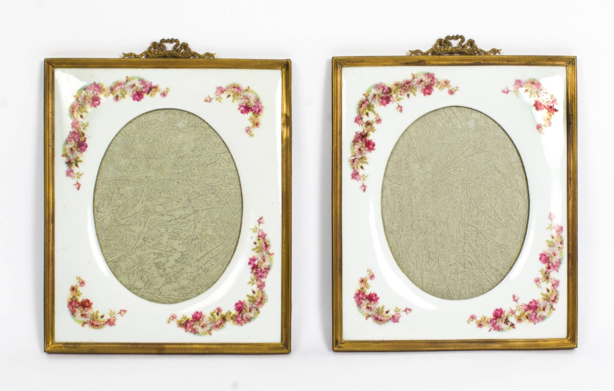 Early 20th Century Pair of Continental Porcelain Photograph Frames 5