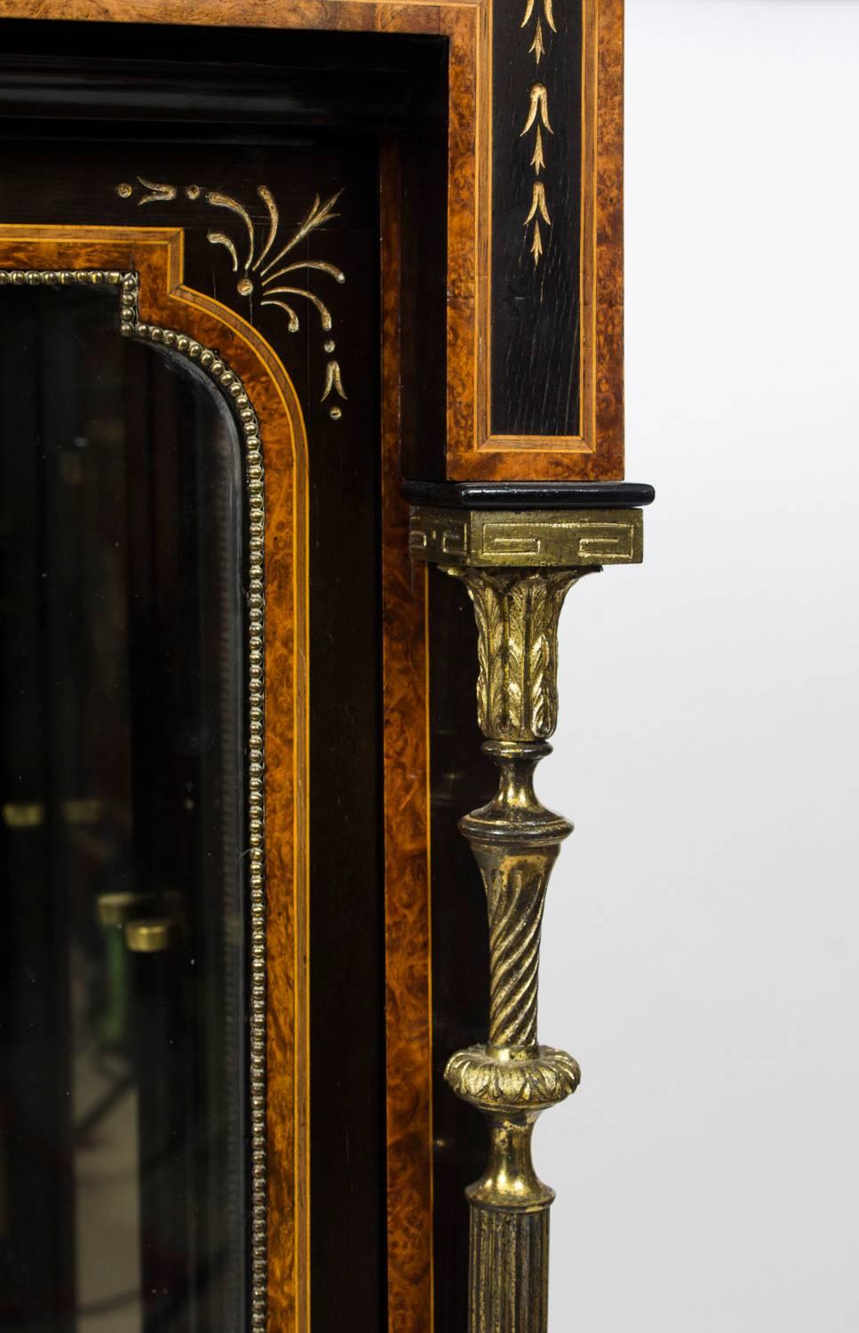 Antiker viktorianischer Amboyna- und ebonisierter Pfeilerschrank, 19. Jahrhundert (Mittleres 19. Jahrhundert) im Angebot