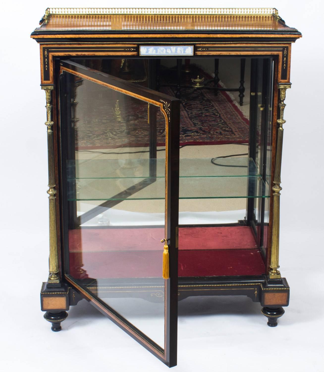 Antiker viktorianischer Amboyna- und ebonisierter Pfeilerschrank, 19. Jahrhundert im Angebot 1