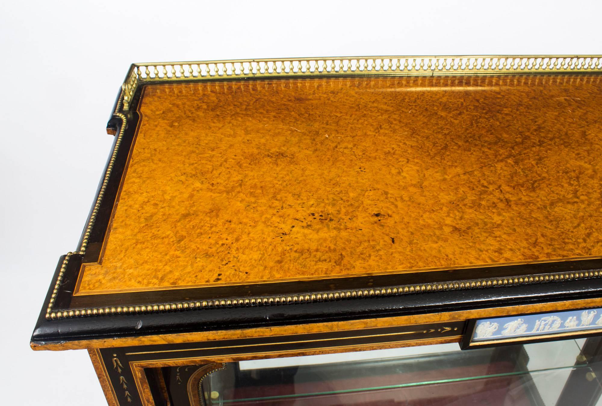 Victorien Ancien meuble de rangement victorien en amboyna et pilier ébénisé, 19ème siècle en vente