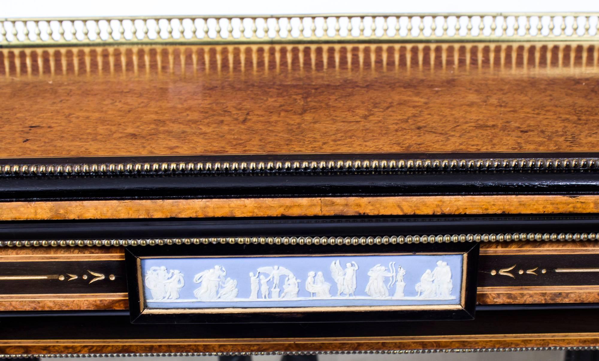 Antiker viktorianischer Amboyna- und ebonisierter Pfeilerschrank, 19. Jahrhundert im Zustand „Hervorragend“ im Angebot in London, GB