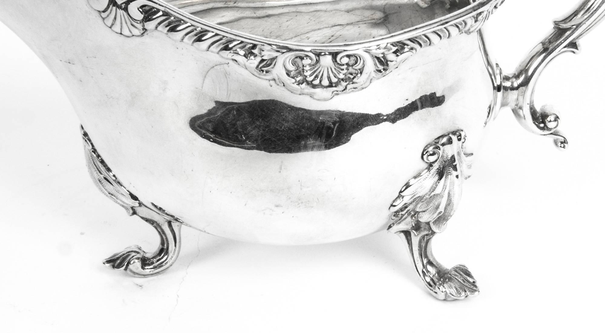 Antique Pair of English Silver Sauce Boats, Robert Garrard, 1846 In Excellent Condition In London, GB