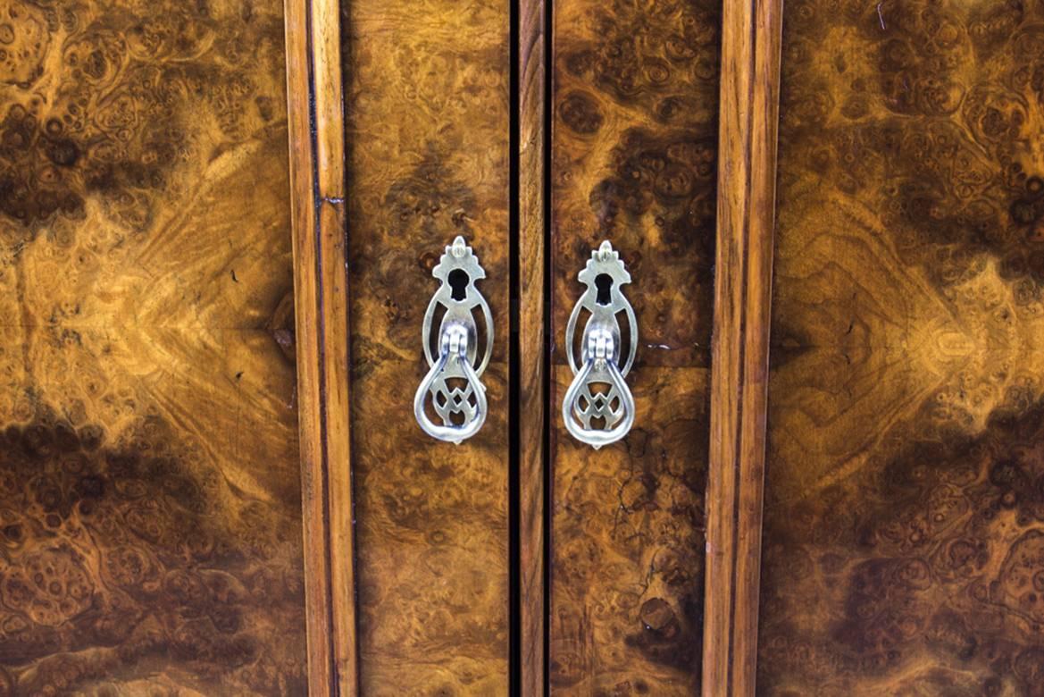 This is a stunning antique English Victorian burr walnut wardrobe, circa 1870 in date.

It has been accomplished in the very finest quality French burr walnut.

The wardrobe features a moulded cornice above a pair of shaped panelled doors with