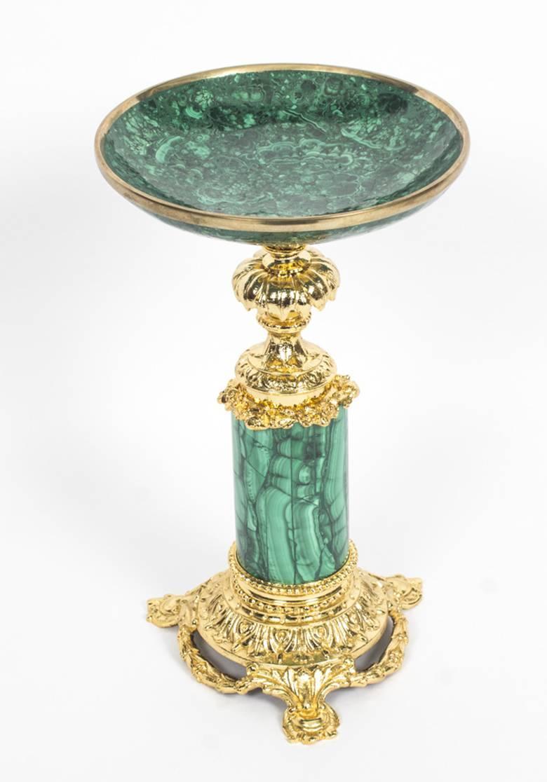 This is a impressive pair of antique malachite tazza's with ormolu mounts, circa 1880 in date.

The shallow circular dishes features the distinctive textured pattern of malachite with decorative ormolu mounts around the circumference. They are