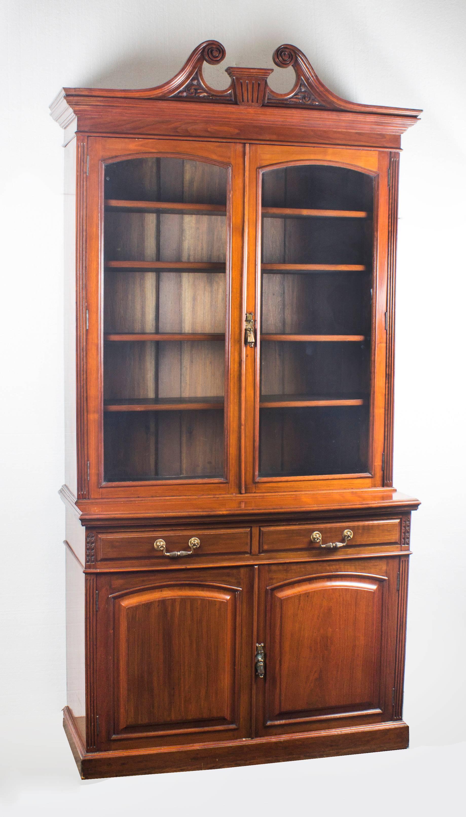 This is an absolutely stunning Edwardian walnut bookcase, circa 1890 in date.

This bookcase features a rich and striking grain, and has been accomplished in solid walnut, a very attractive and highly desirable wood. It has a beautiful swan neck