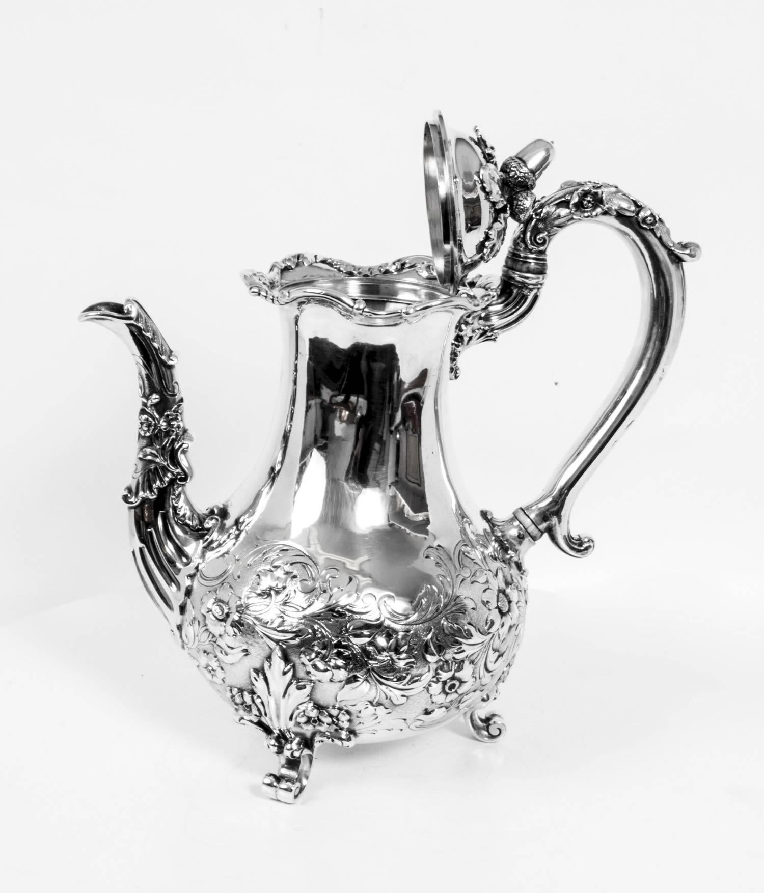 Antique Paul Storr Sterling Silver Coffee Pot, 1833 In Excellent Condition In London, GB