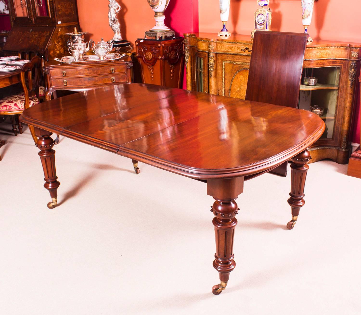 Antique Victorian Walnut Dining Table and Eight Balloon Back Chairs In Excellent Condition In London, GB