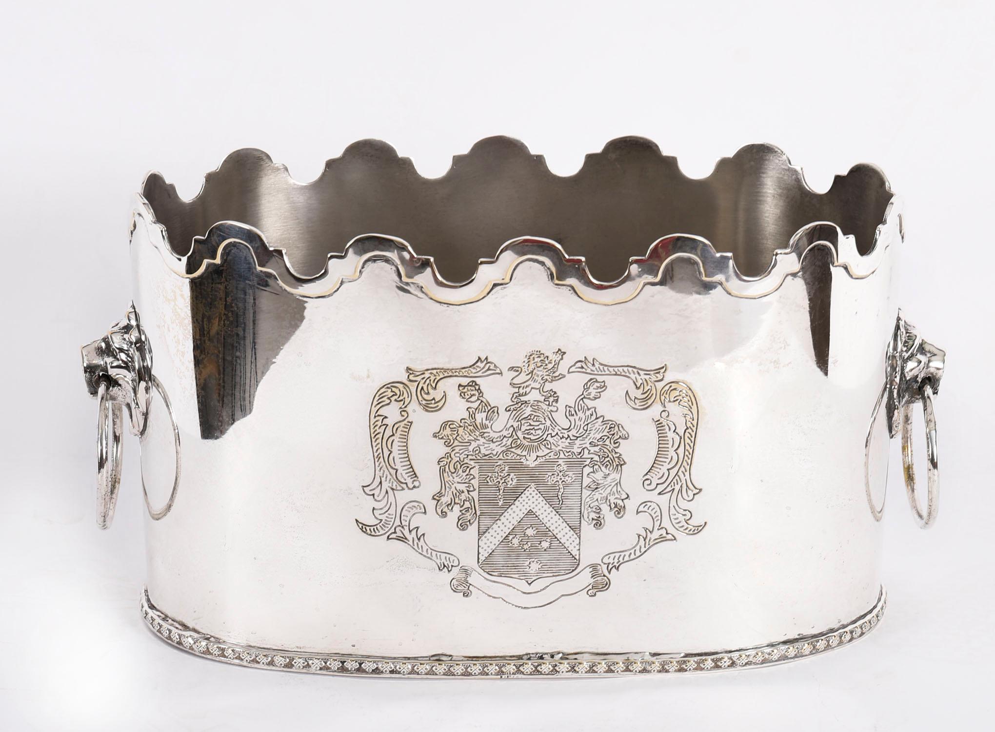 Si tratta di un magnifico eduardiano refrigeratore per vino in rame e lastra d'argento, datato circa 1910.
 
Questo dispenser di forma ovale presenta un bellissimo bordo sagomato con un superbo stemma inciso su ciascun lato e una maniglia a testa di