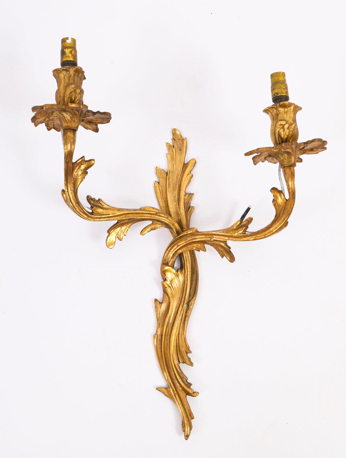 Se trata de un impresionante conjunto de seis apliques de pared neoclásicos franceses vintage de tres brazos, en oro de 1880.

Presentan placas traseras en forma de antorcha y atadas con cintas, con guirnaldas de laurel, ramas en forma de roleos con