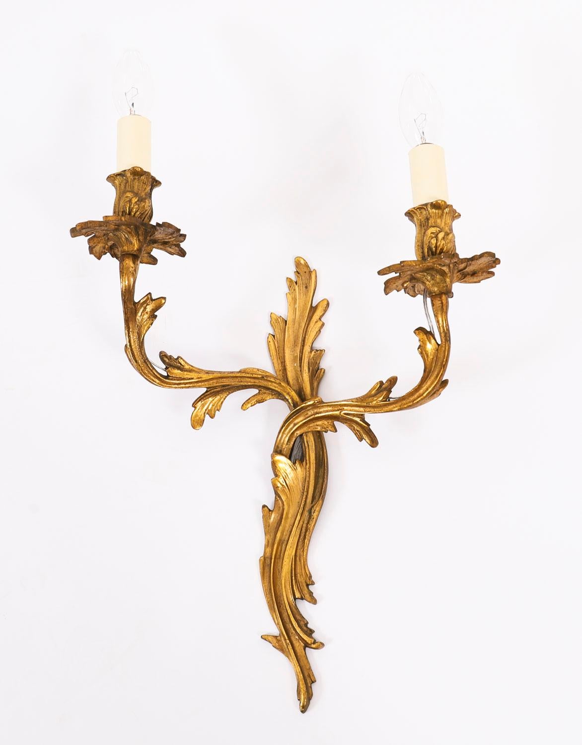 Se trata de un impresionante conjunto de seis apliques de pared neoclásicos franceses vintage de tres brazos, en oro de 1880.

Presentan placas traseras en forma de antorcha y atadas con cintas, con guirnaldas de laurel, ramas en forma de roleos con