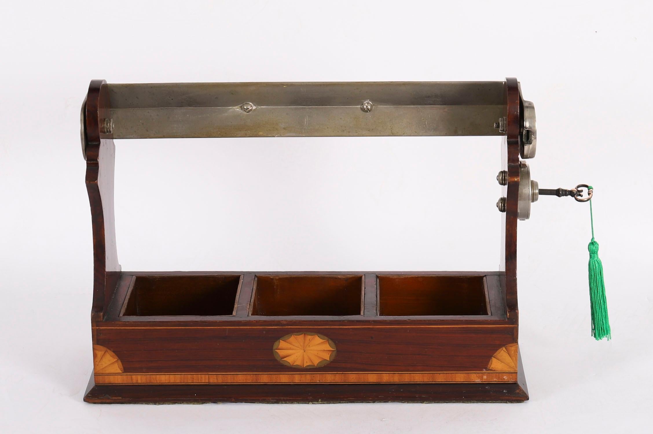 Antike Intarsien Nussbaum Drei Schliff Kristall Dekanter Tantalus C1870 19. im Angebot 4