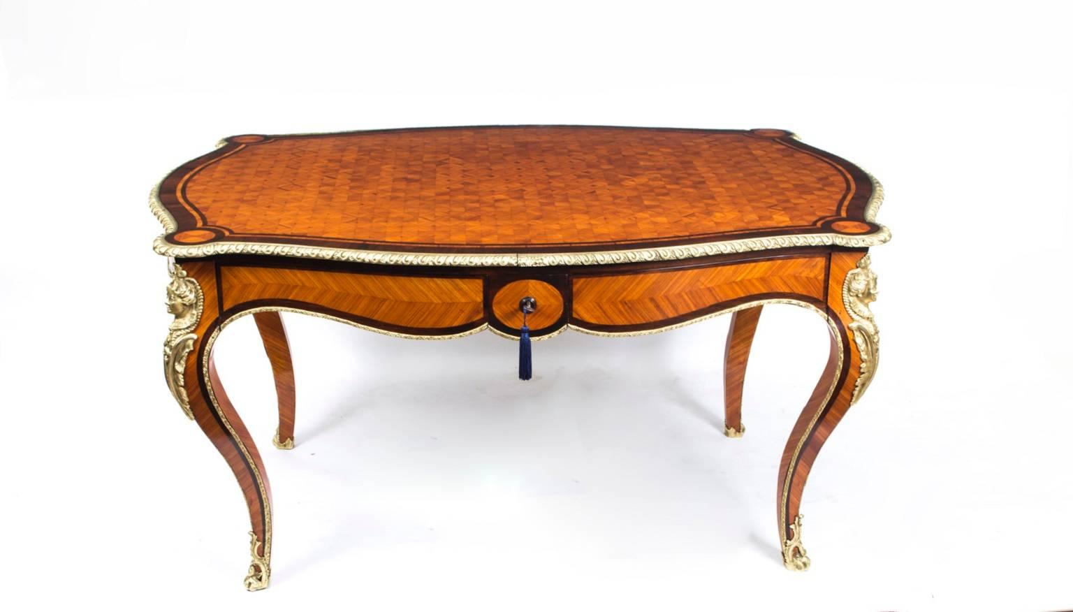 Il s'agit d'une ancienne table à écrire en parquet de fabrication française datant d'environ 1860.

Nous avons le plaisir de vous proposer à la vente ce très beau bureau plat ancien en parquet monté en bronze doré, également connu sous le nom de