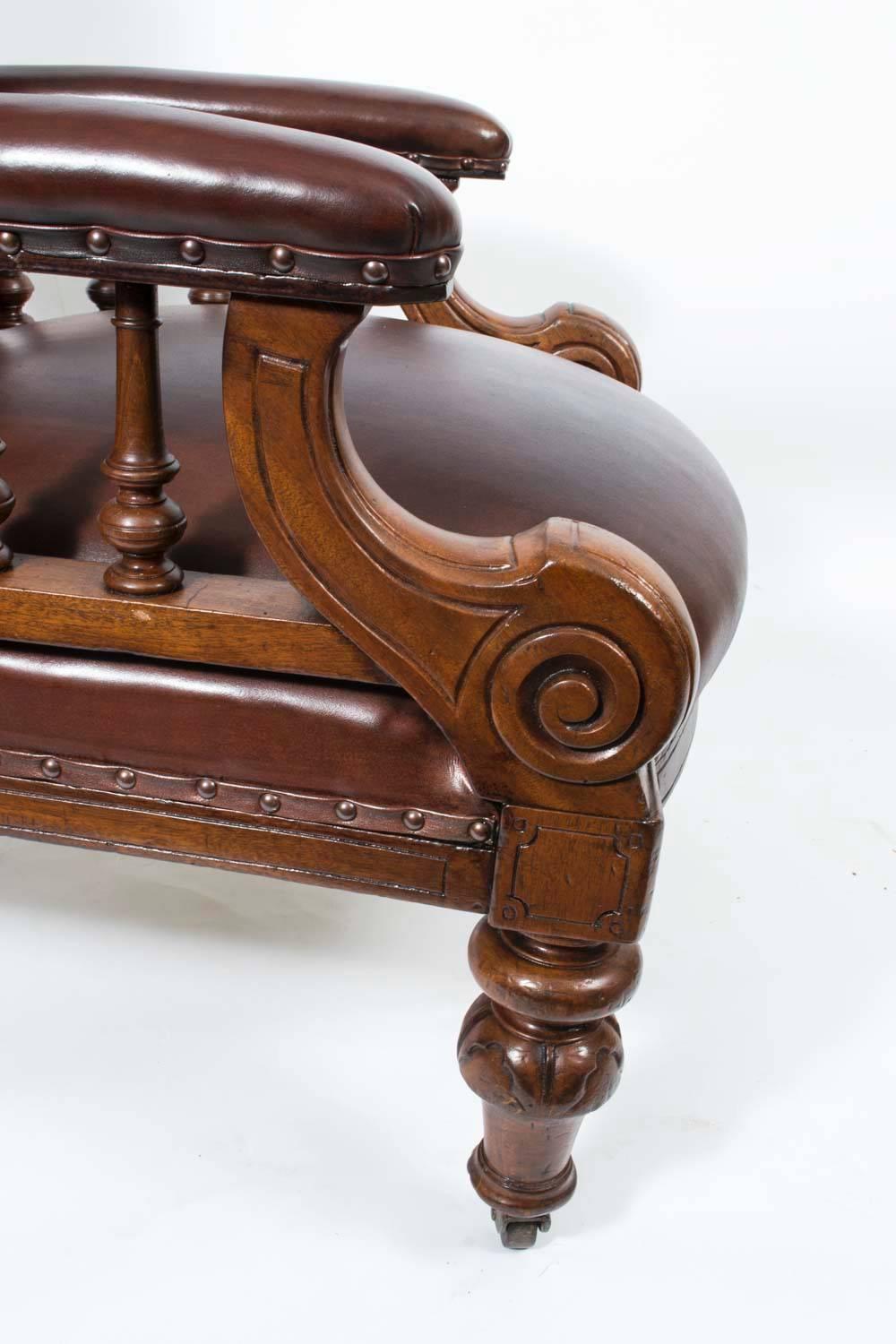 Paire de fauteuils en cuir de style victorien anglais du XIXe siècle en vente 1
