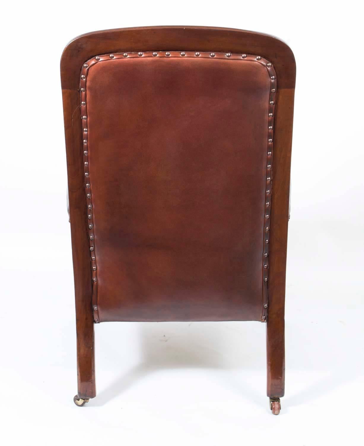 Paire de fauteuils en cuir de style victorien anglais du XIXe siècle en vente 3