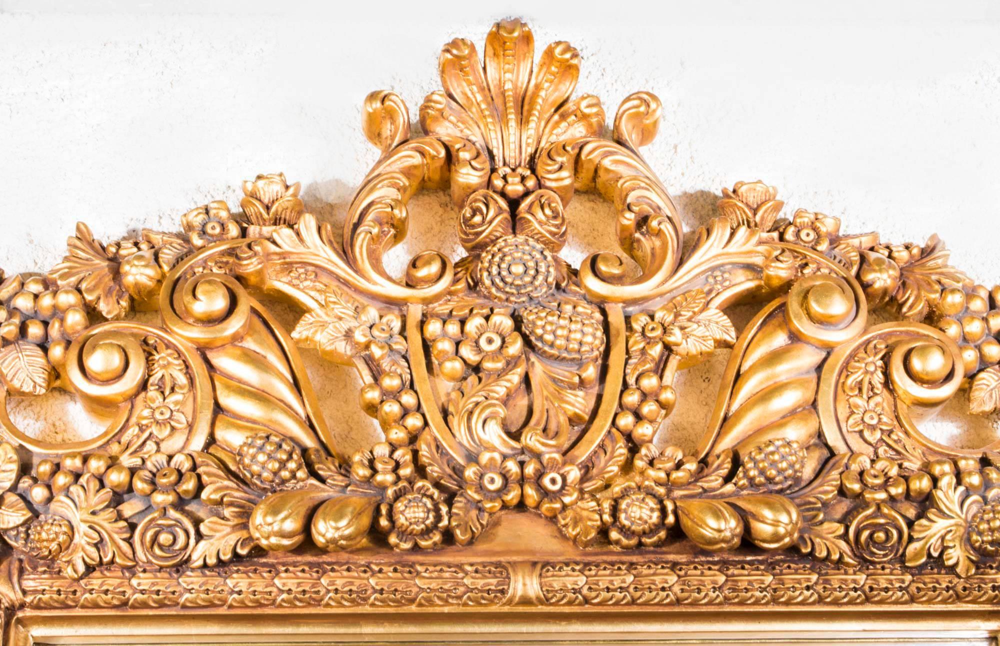 Il s'agit d'un superbe miroir florentin en bois doré ancien très élaboré datant du dernier quart du 20ème siècle. 

Il sera certainement un ajout charmant à cette pièce spéciale de votre maison.

Le style florentin désigne l'art et l'architecture