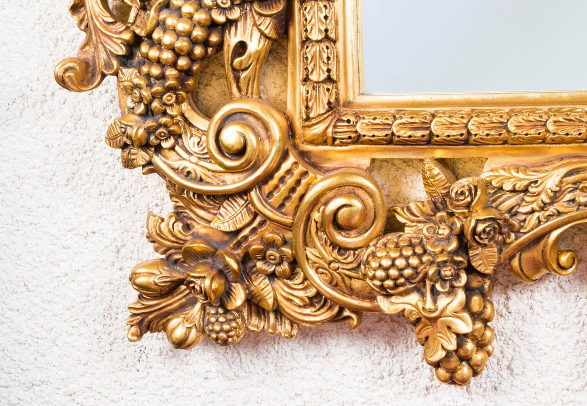 italien Miroir décoratif florentin orné en bois doré 190 x 150 cm en vente