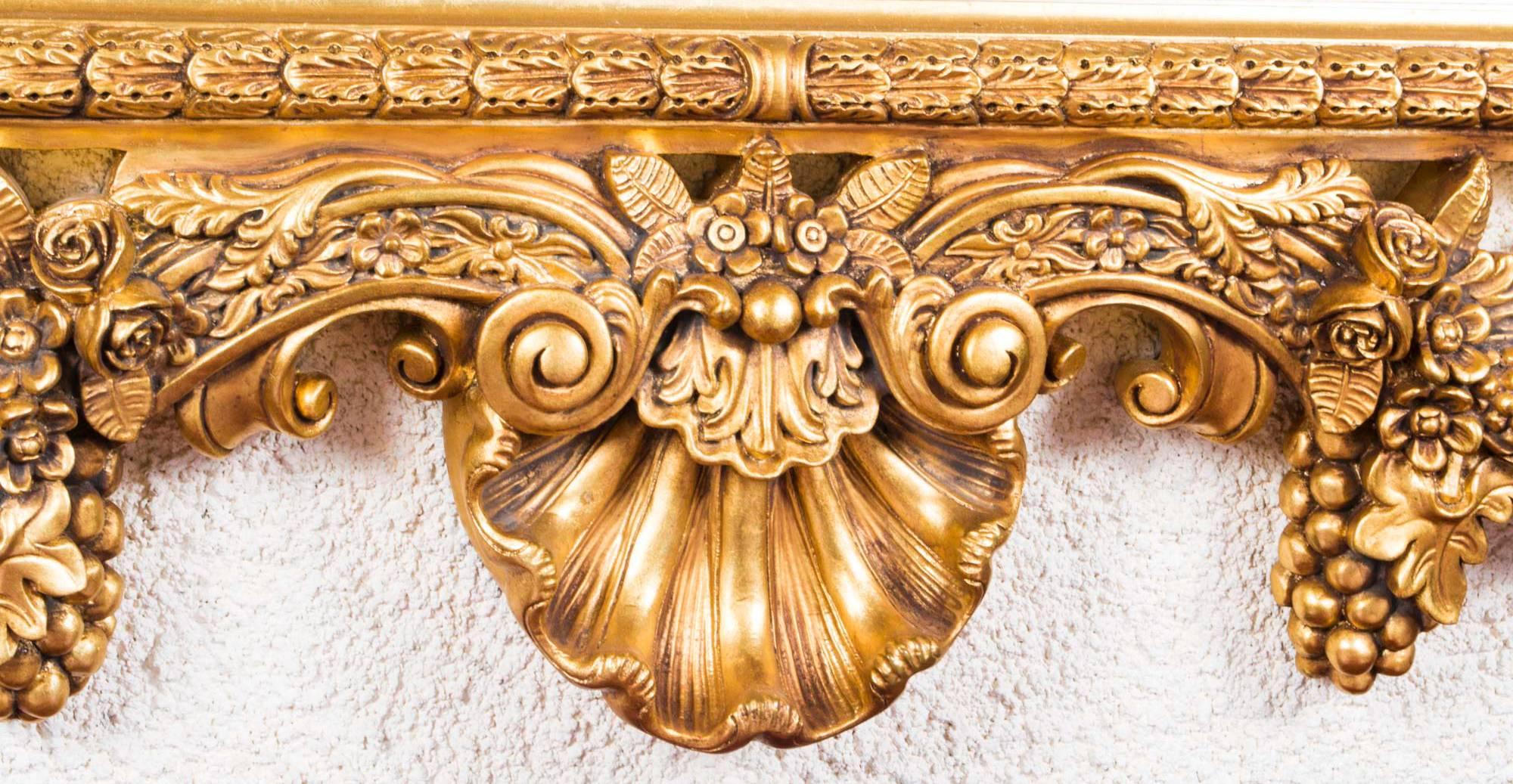 Miroir décoratif florentin orné en bois doré 190 x 150 cm Excellent état - En vente à London, GB