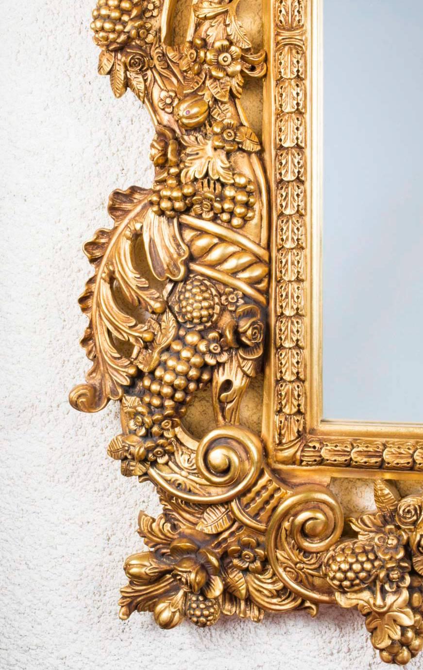 Fin du 20e siècle Miroir décoratif florentin orné en bois doré 190 x 150 cm en vente