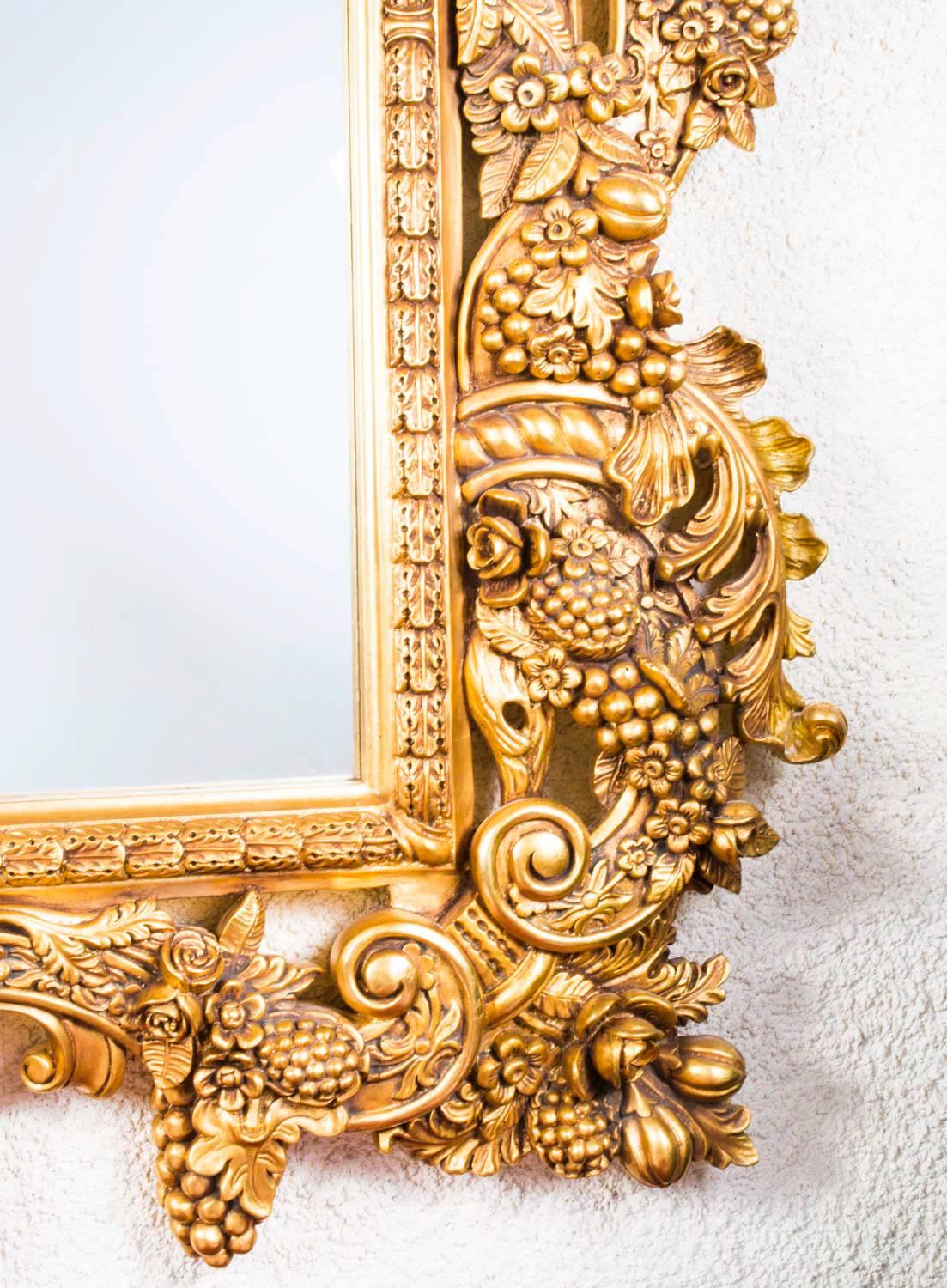 Miroir décoratif florentin orné en bois doré 190 x 150 cm en vente 1