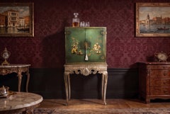 Antico mobile da cocktail laccato verde di Harrods su supporto Mid Century Antiques