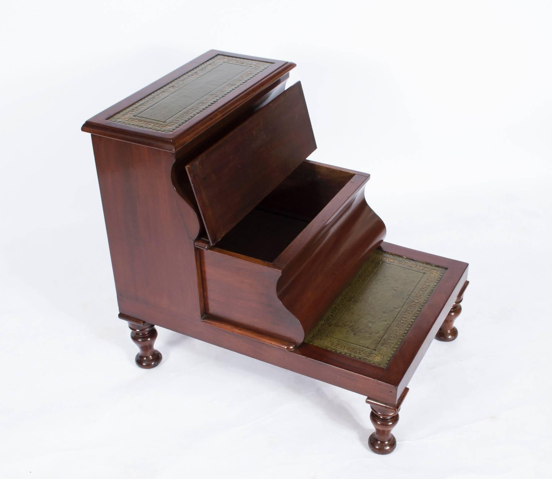 English 19th Century Set of Victorian Mahogany Library or Bed Steps