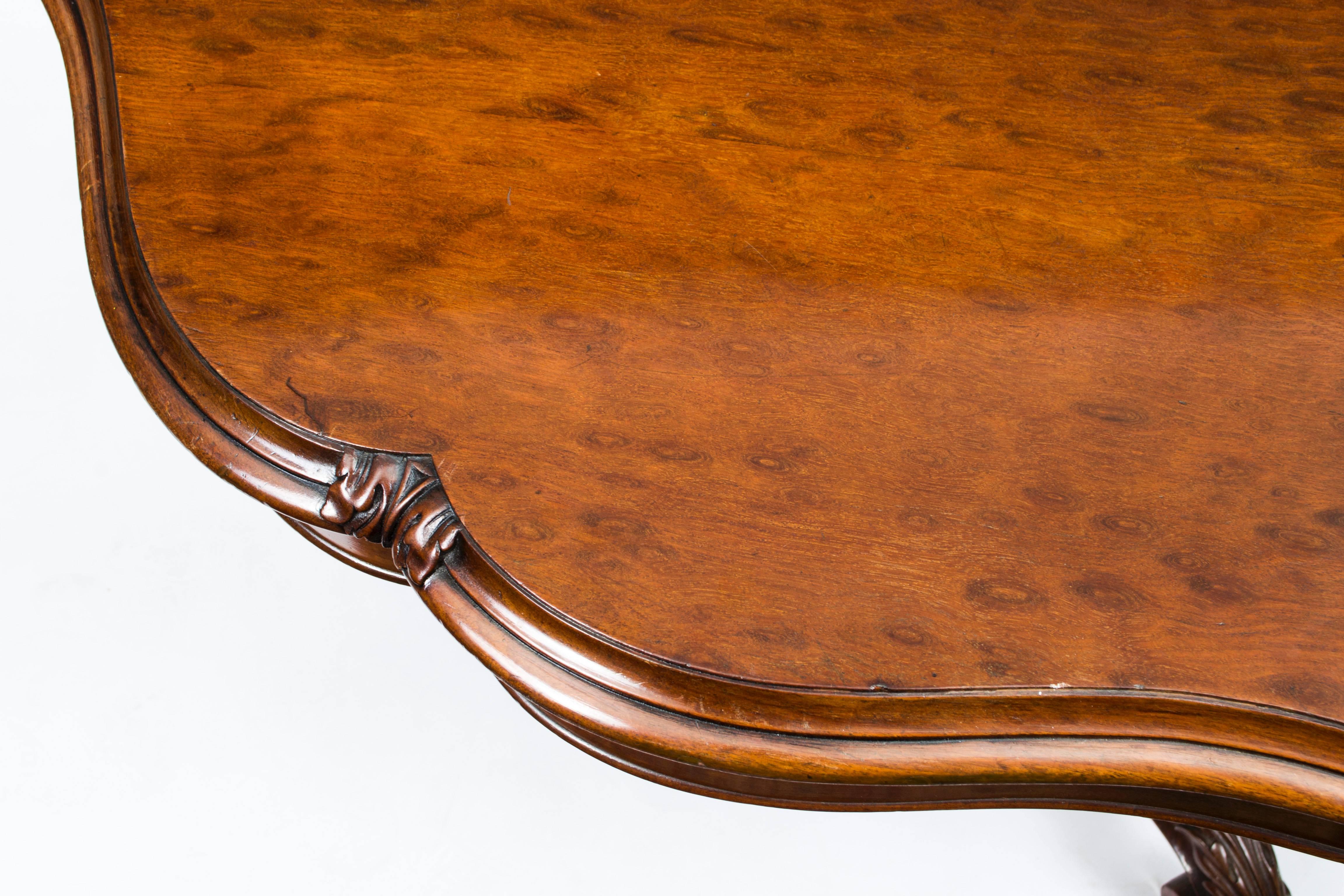 This is an exquisite and fine quality antique French Restauration Period gueridon, circa 1850 in date.

This large centre table has a superb figured Plum Pudding shaped circular Mahogany top with three useful drawers in the frieze, sitting on a
