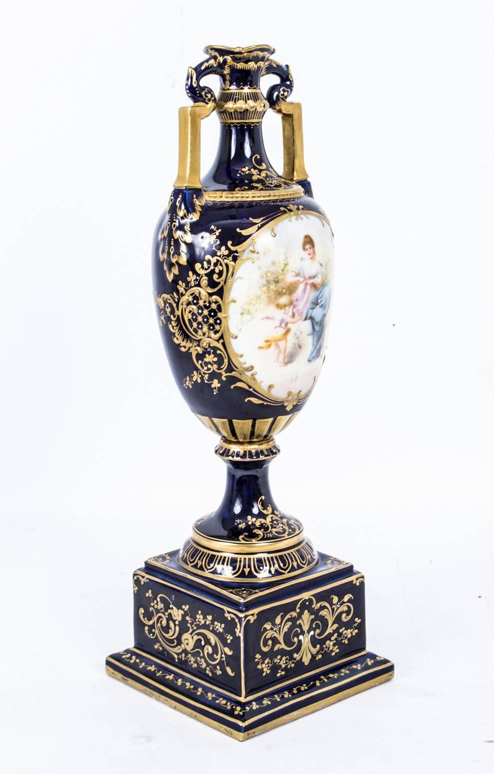 Early 20th Century Pair of Vienna Porcelain Royal Blue Vases In Excellent Condition In London, GB