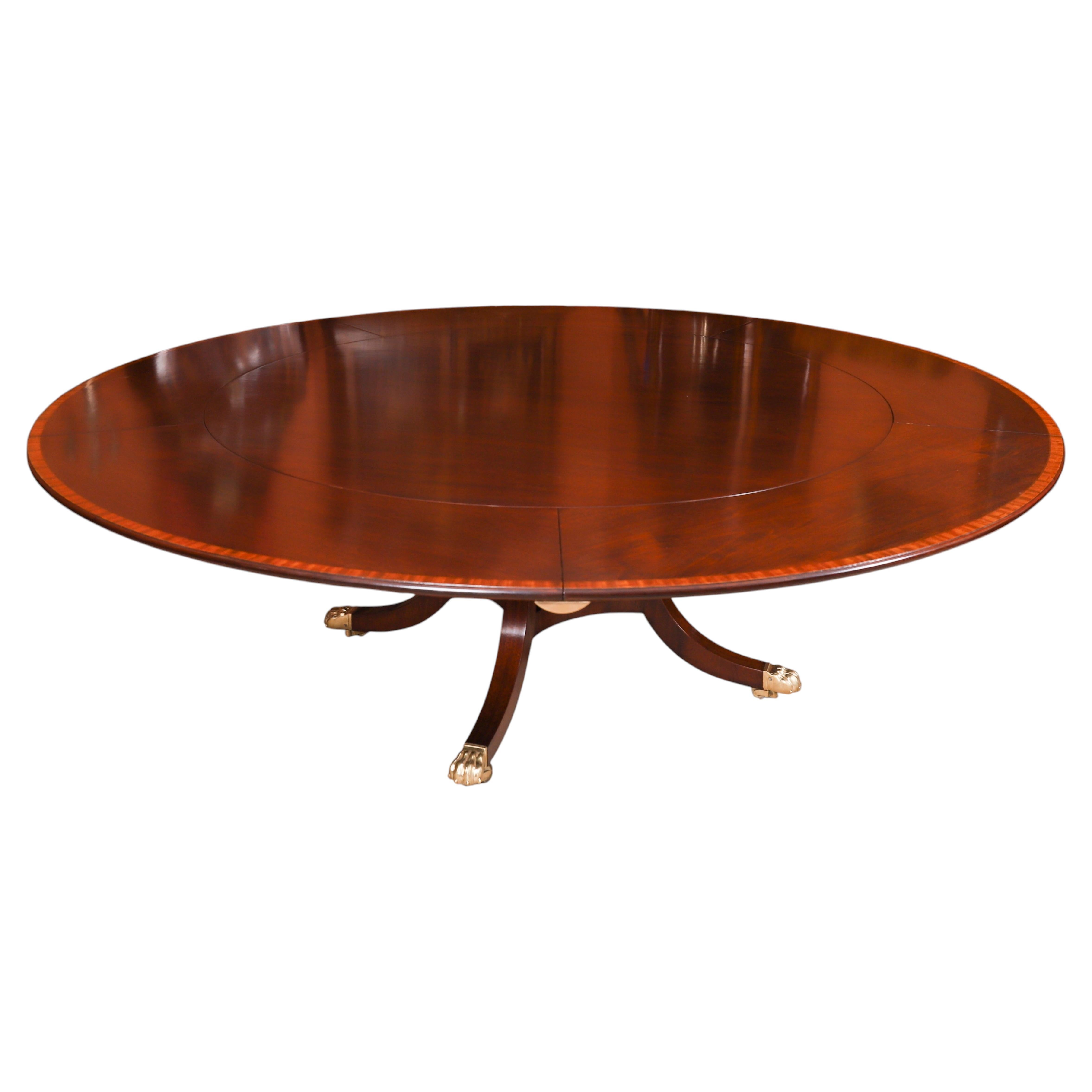 Table de salle à manger vintage « Jupe » de style néo-Régence, signée William Tillman, 7 pieds 6 pouces, XXe siècle