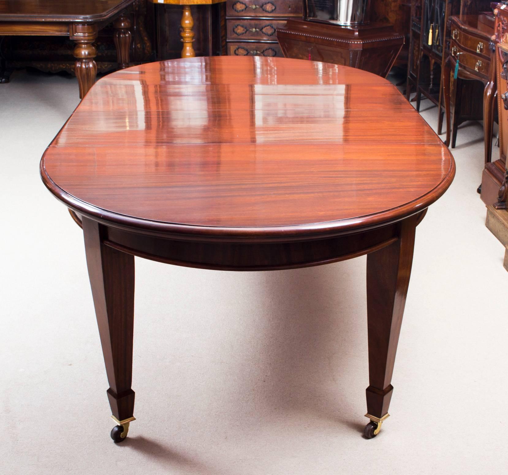 This is a rare opportunity to own an antique 8ft Edwardian oval extending dining table, circa 1900, made of flame mahogany and the matching set of eight vintage Admiralty back dining chairs.

The table has two leaves which can be added or removed