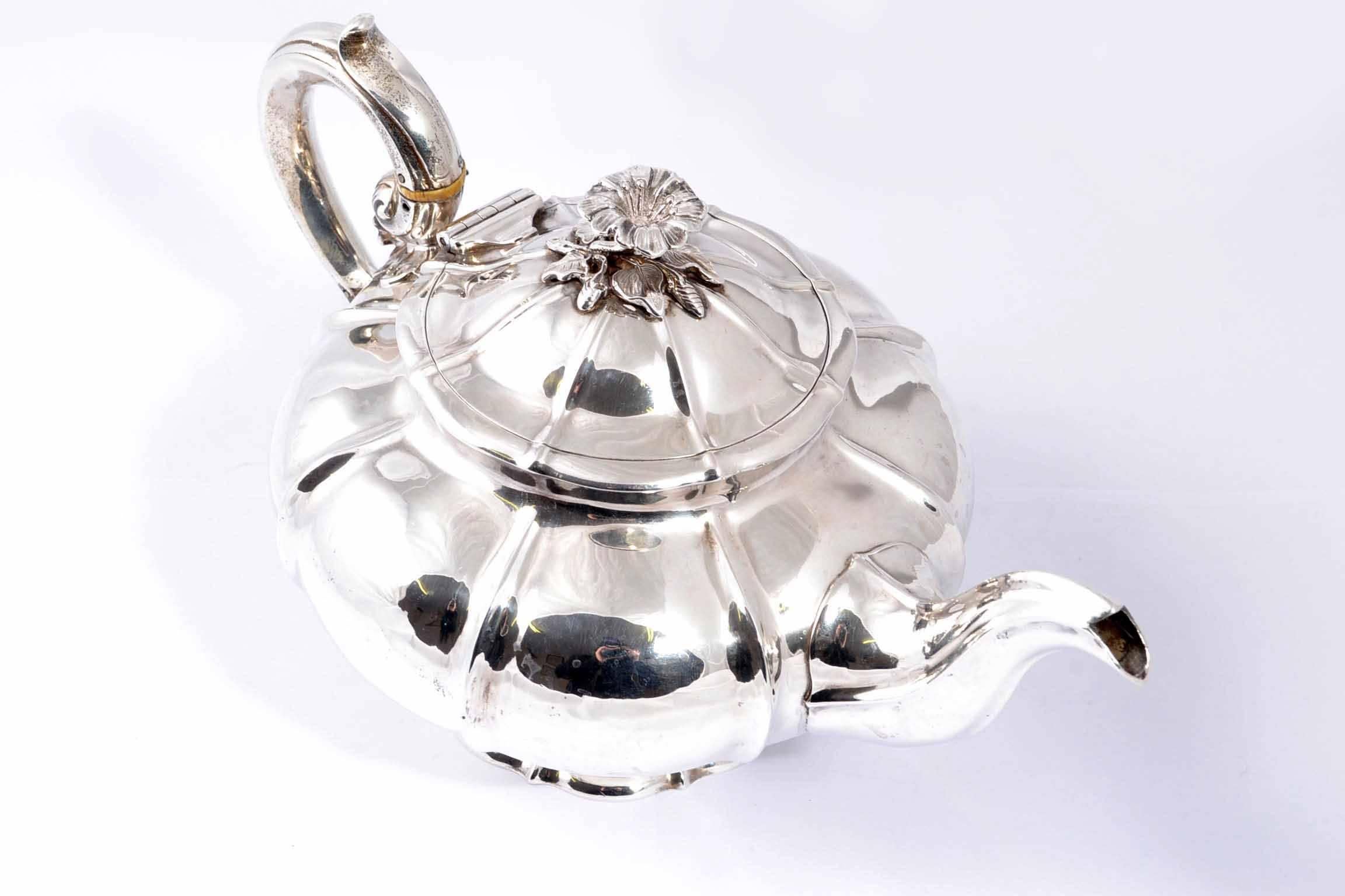 Antique Victorian Silver Teapot, 1832 In Excellent Condition In London, GB